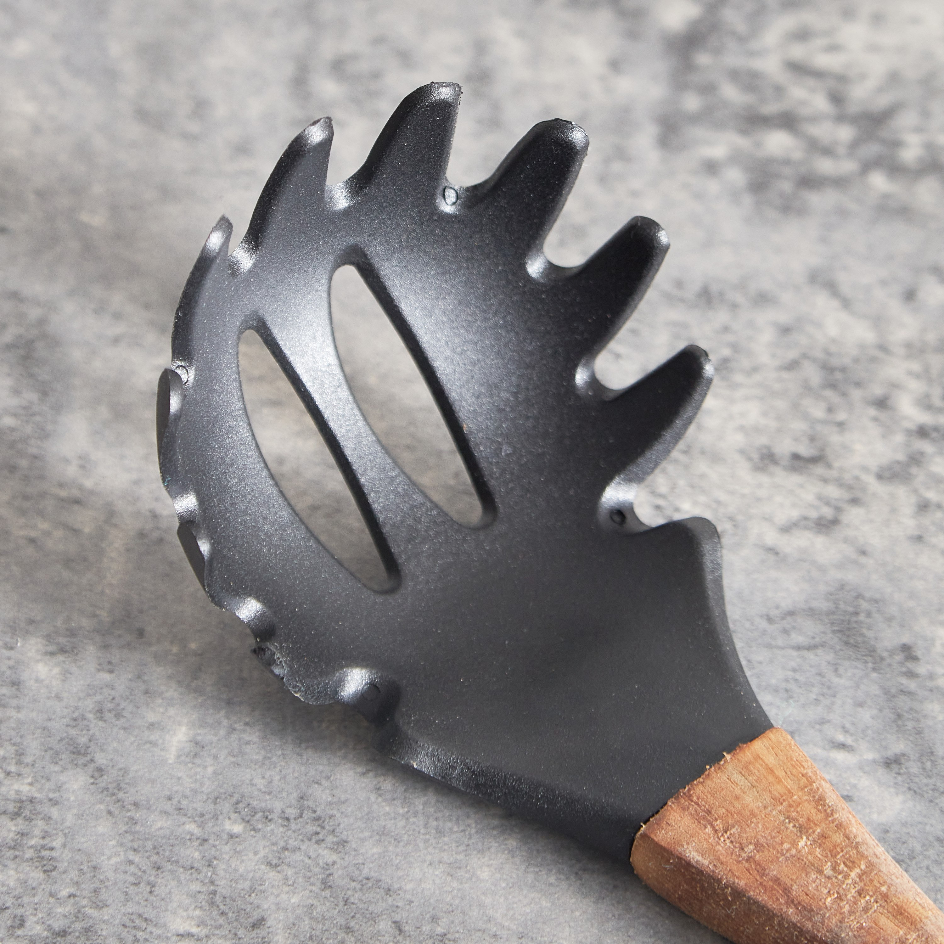 ملعقة إسباغيتي نايلون سادة بمقبض خشبي من فاكلمان-hbxhomeware-hbxkitchen-image-2