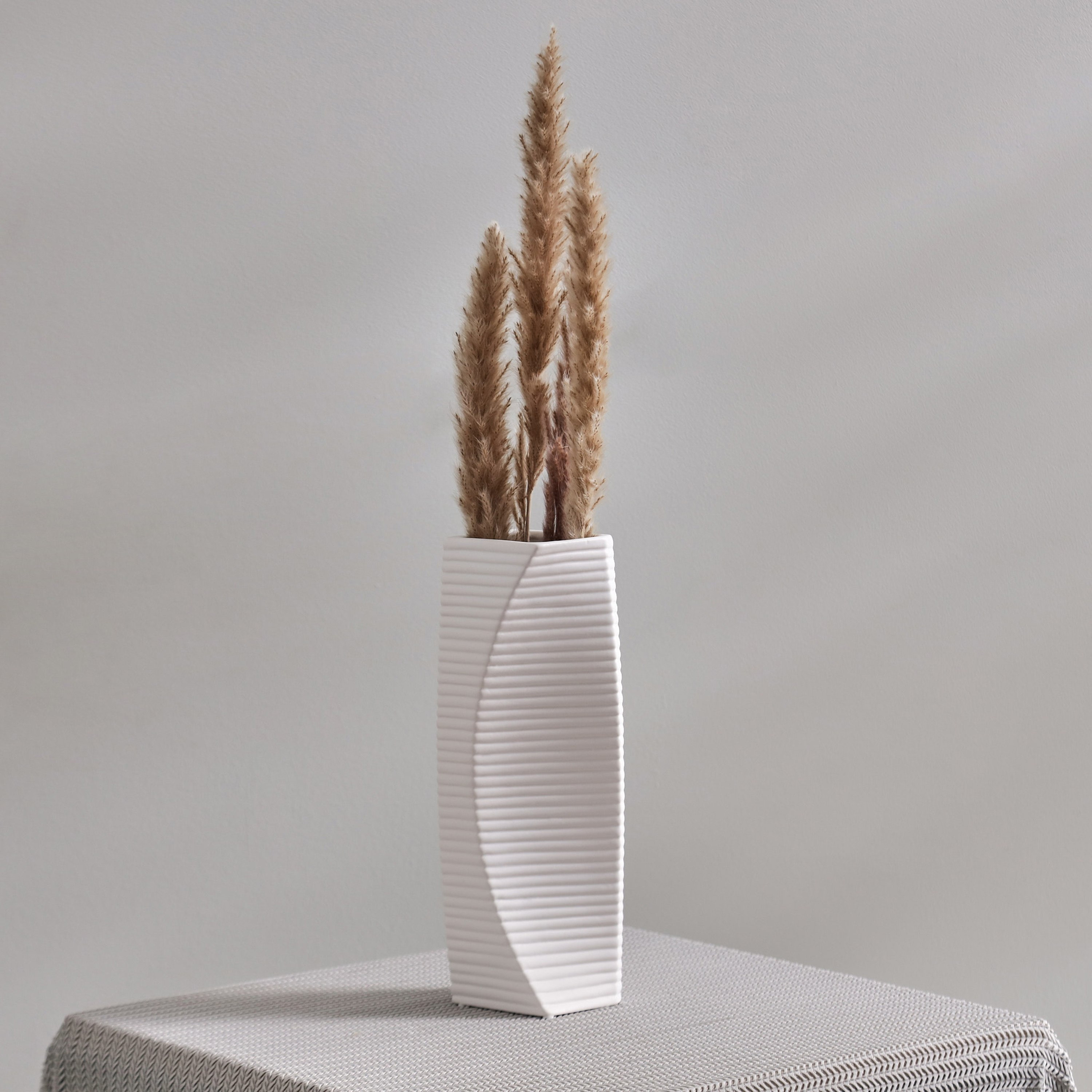 مزهرية سيراميك ملتوية ثلاثية الأبعاد من كوبي - 8x7x26 سم-hbxbedroom-decorandaccessories-vases-image-1