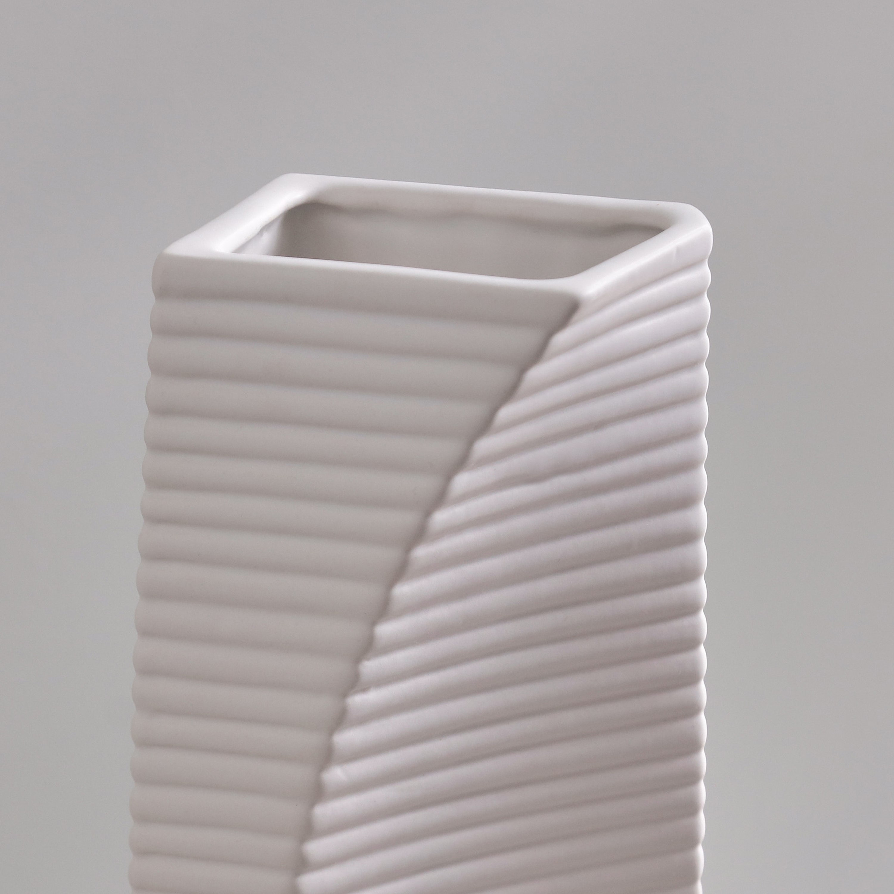 مزهرية سيراميك ملتوية ثلاثية الأبعاد من كوبي - 8x7x26 سم-hbxbedroom-decorandaccessories-vases-image-3