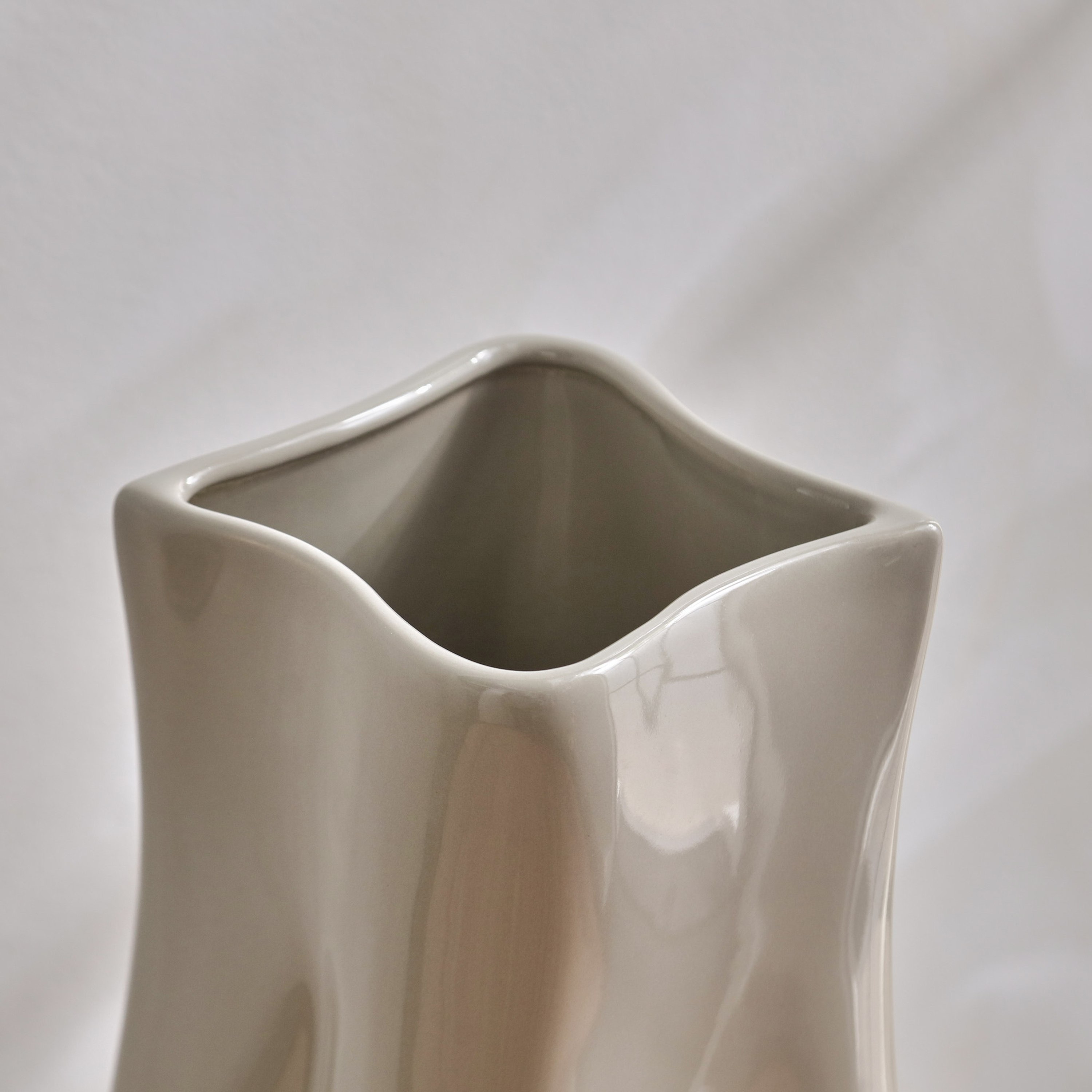 مزهرية سيراميك من كوبي - 14x13x30 سم-hbxbedroom-decorandaccessories-vases-image-3