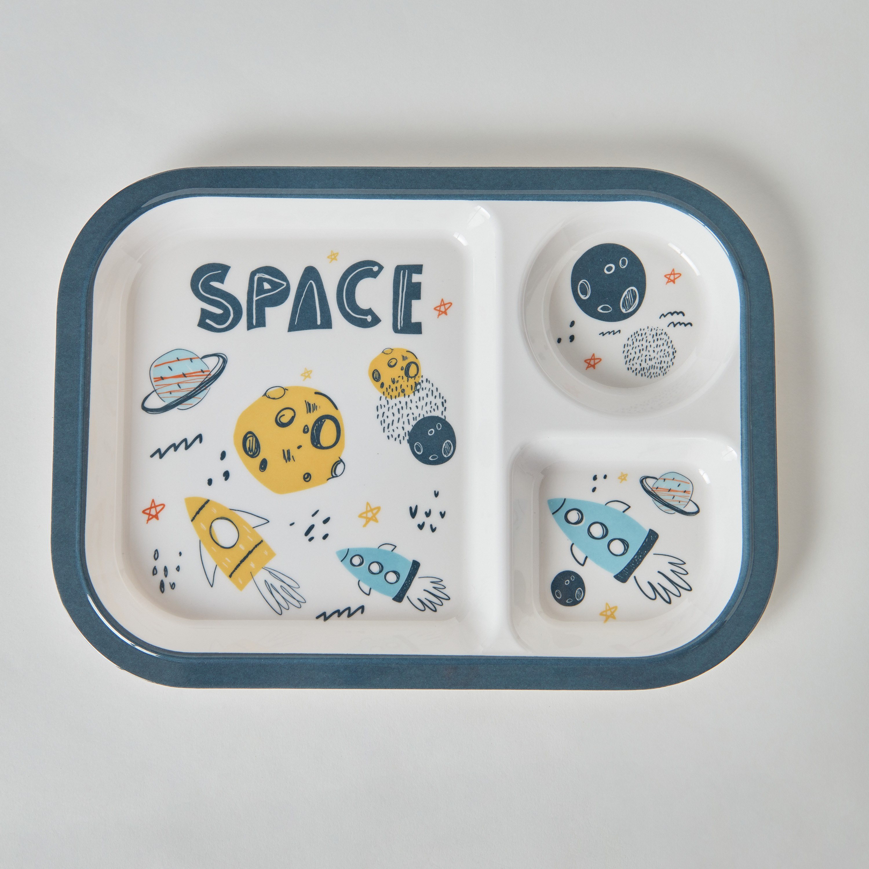 صحن ميلامين مقسّم بطبعات فضاء من هاري ترينيتي - 28x21 سم-hbxhomeware-hbxkidsandyouth-image-1