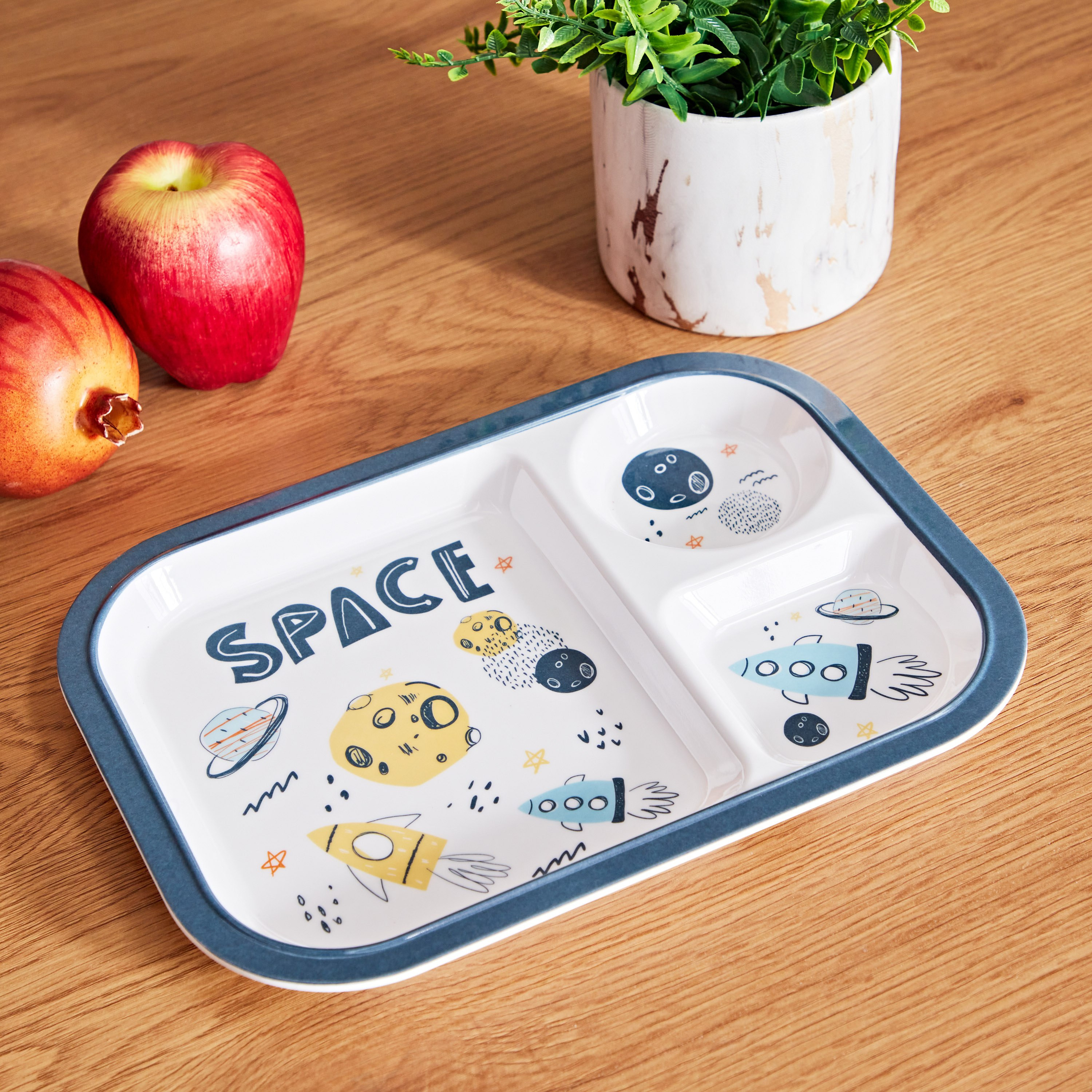 صحن ميلامين مقسّم بطبعات فضاء من هاري ترينيتي - 28x21 سم-hbxhomeware-hbxkidsandyouth-image-3