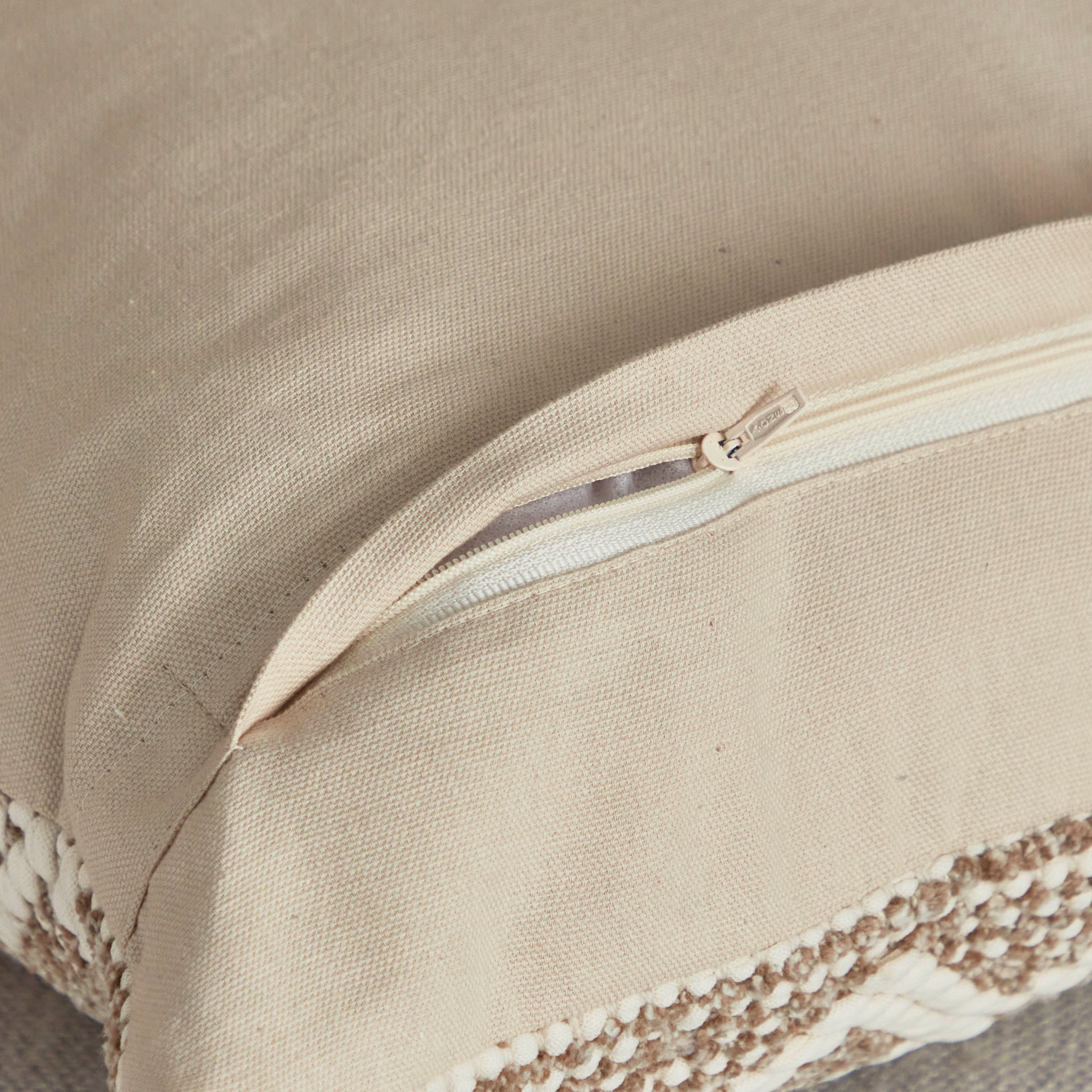 غطاء وسادة لايت لين من هايتي - 45x45 سم-hbxhomeware-cushionsandcovers-cushioncovers-image-4