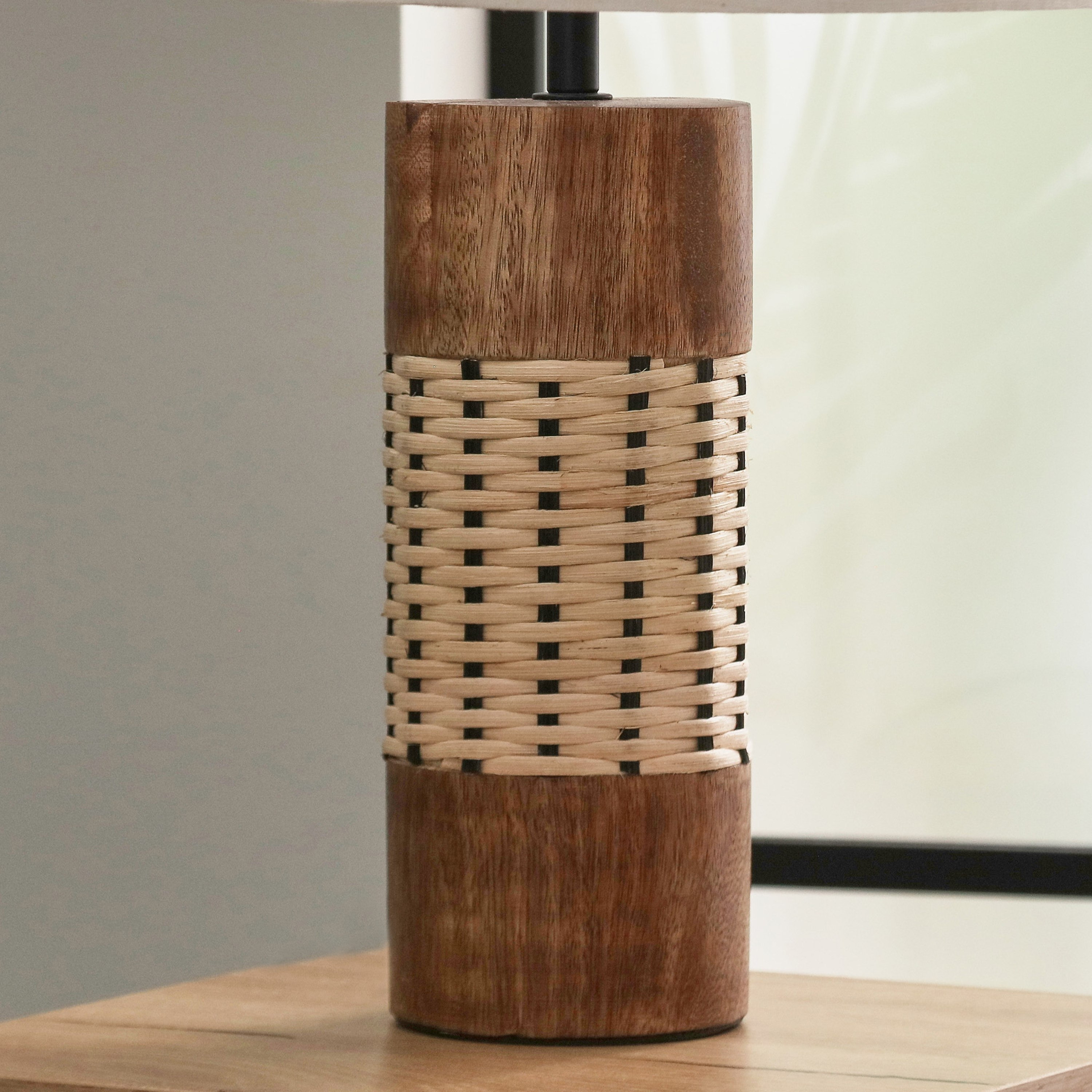 مصباح طاولة خشبي أسطواني بزخارف روطان وغطاء كتان من أدرانو - 45 سم-hbxlivingroom-lighting-tablelamps-image-4