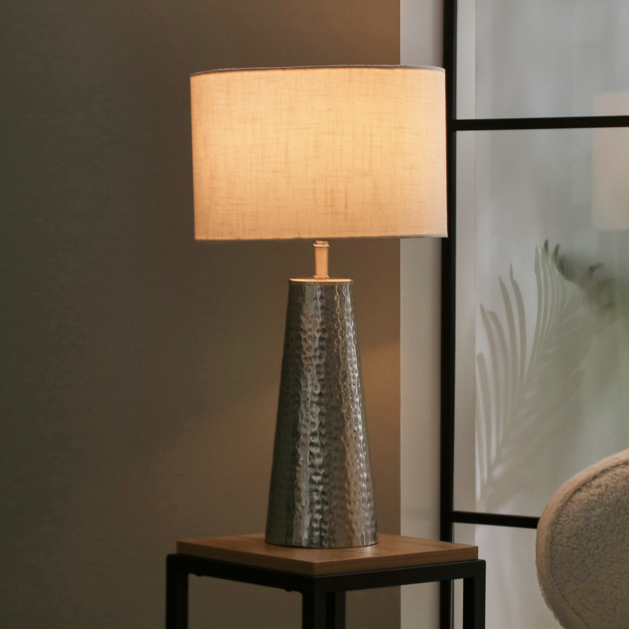 مصباح طاولة معدني مخروطي مطروق بغطاء كتان من أدرانو - 55 سم-hbxlivingroom-lighting-tablelamps-image-2