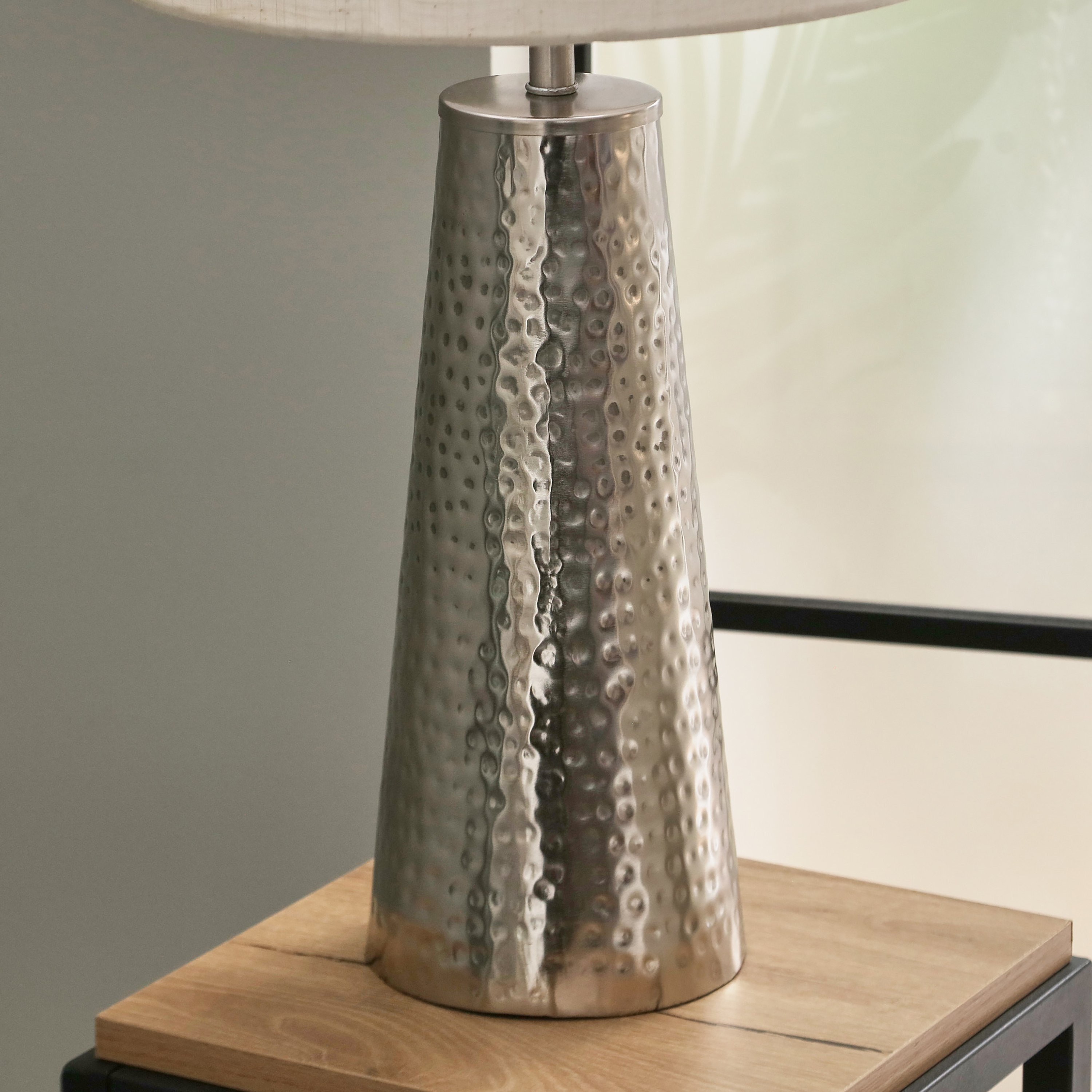 مصباح طاولة معدني مخروطي مطروق بغطاء كتان من أدرانو - 55 سم-hbxlivingroom-lighting-tablelamps-image-4