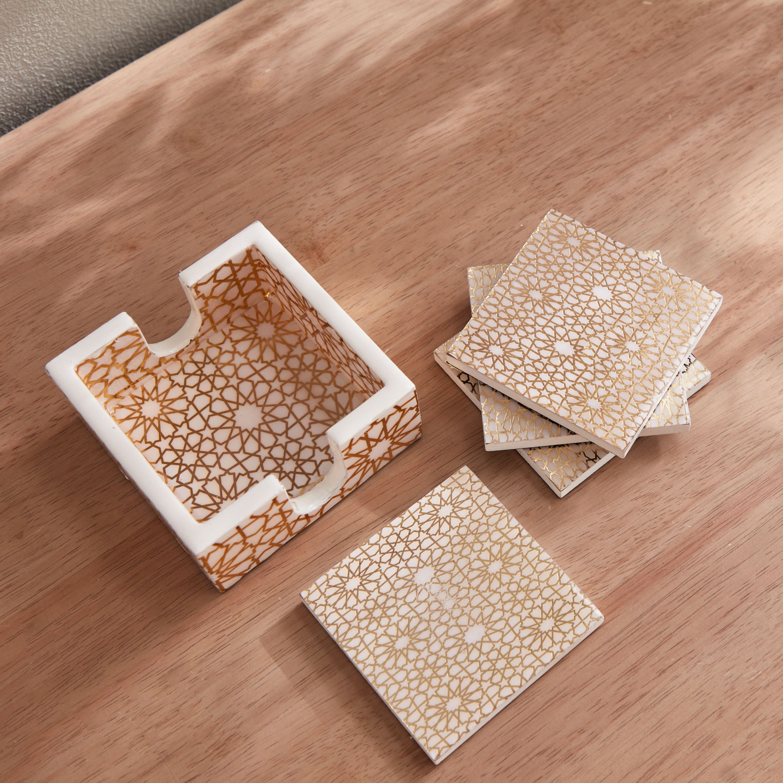 طقم قواعد أكواب 4 قطع بطبعات زيليج من أرمايا  - 10x10x4 سم-hbxdecorandfurnishings-tabletop-serveware-image-3