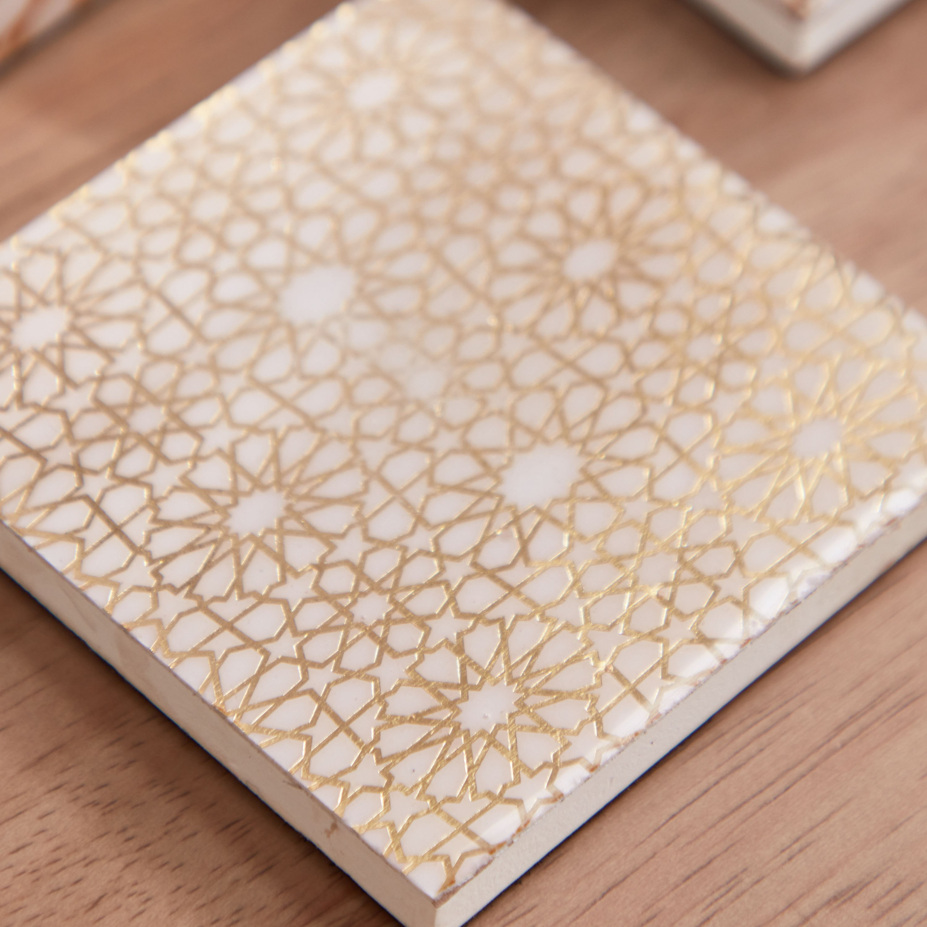 طقم قواعد أكواب 4 قطع بطبعات زيليج من أرمايا  - 10x10x4 سم-hbxdecorandfurnishings-tabletop-serveware-image-4