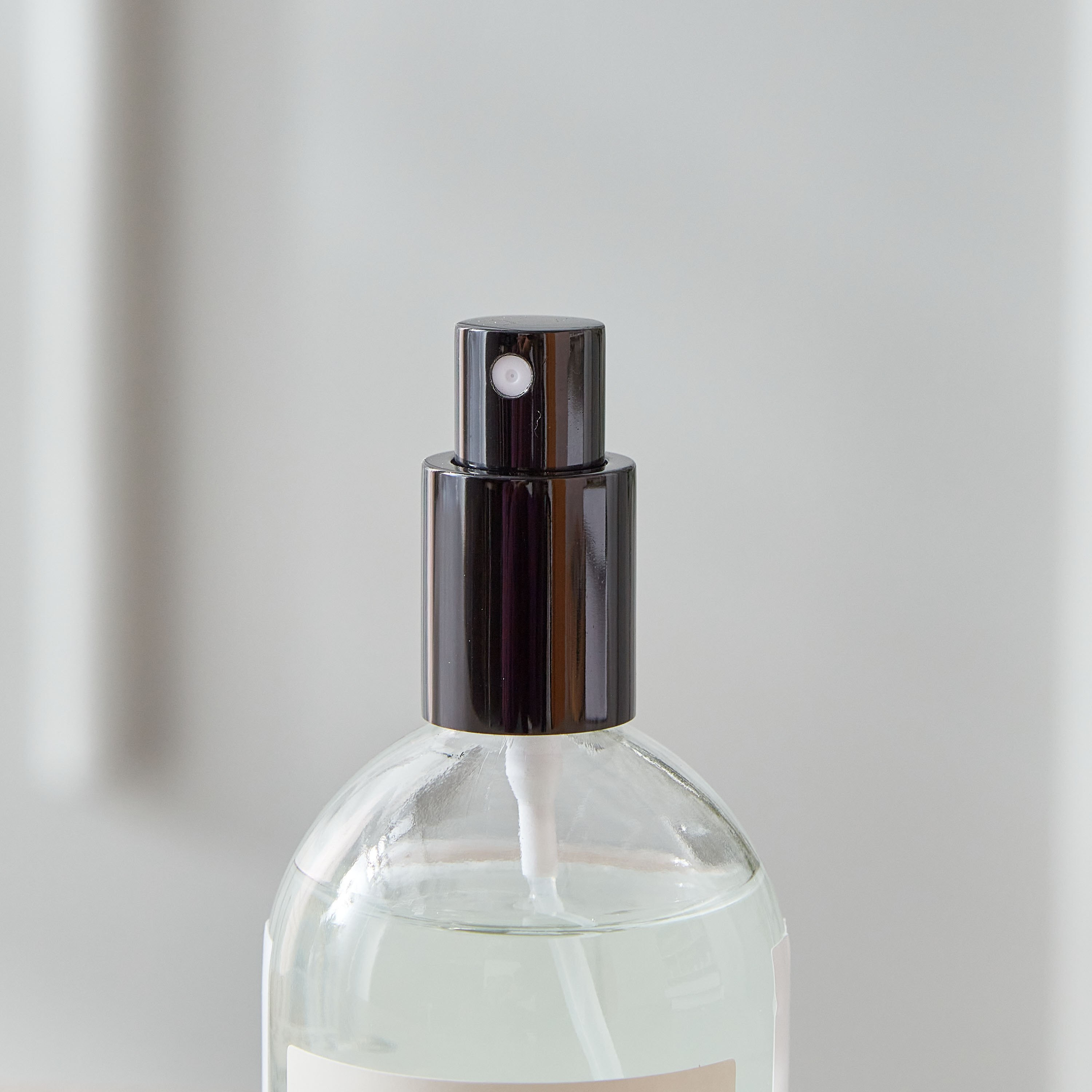 Qara White Musk and Warm Vanilla Room Spray - 100 ml-hbxdecorandfurnishings-homefragrance-roomfreshnersandaromamist-image-3