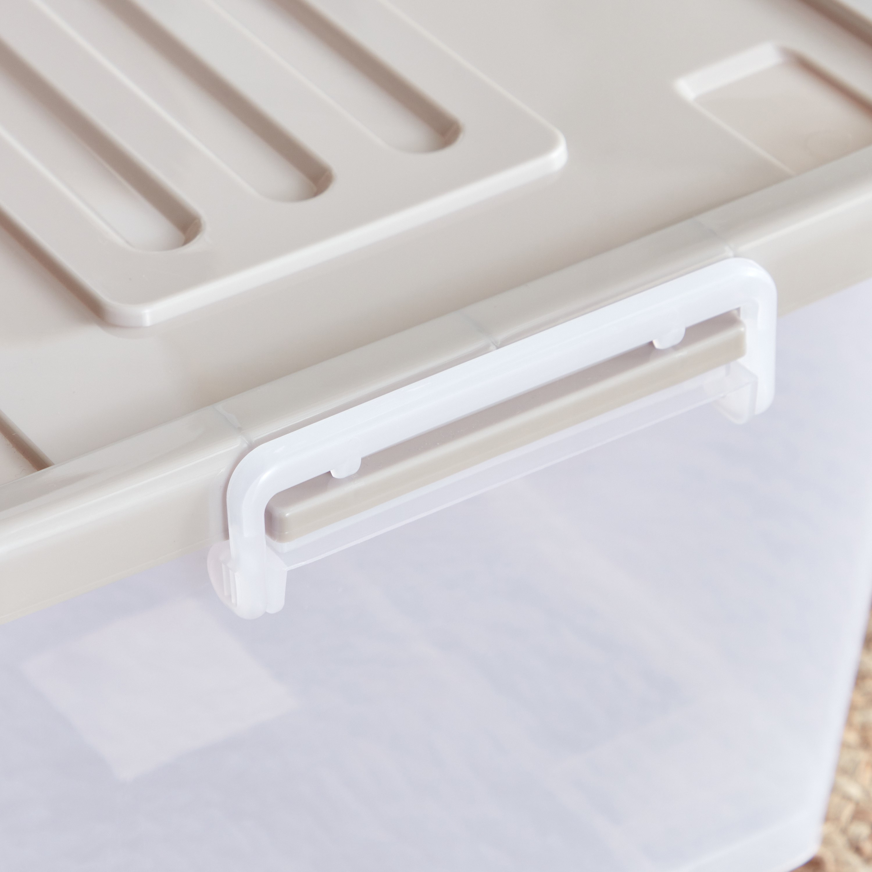 Juana Multipurpose Transparent Storage Box with Wheels and Lockable Lid - 32 L-hbxbedroom-bedroomaccessories-bedroomstorage-image-4