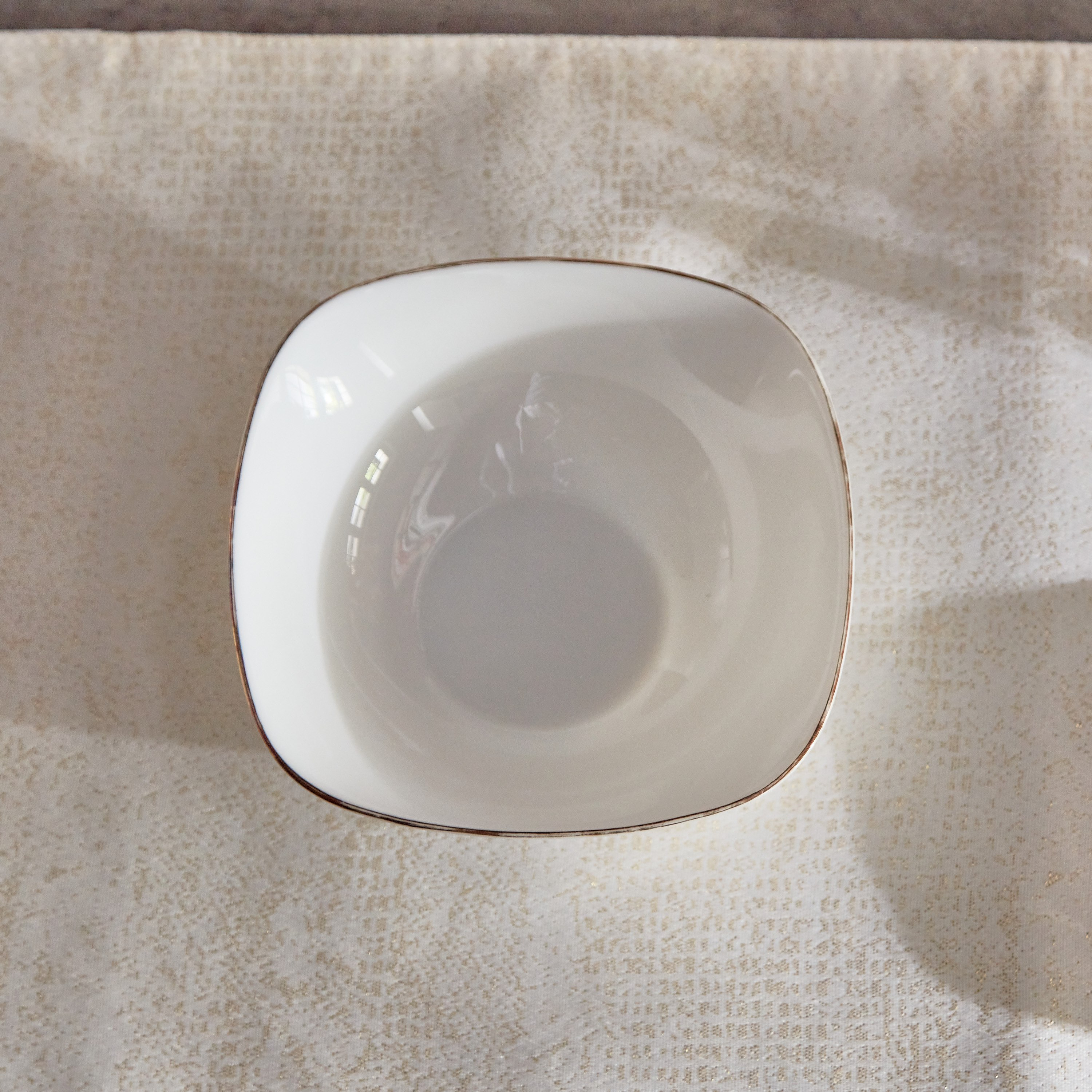 صحن عشاء أوبالوير بإطار ذهبي من نوفا - 16.5 سم-hbxdecorandfurnishings-tabletop-crockery-image-1