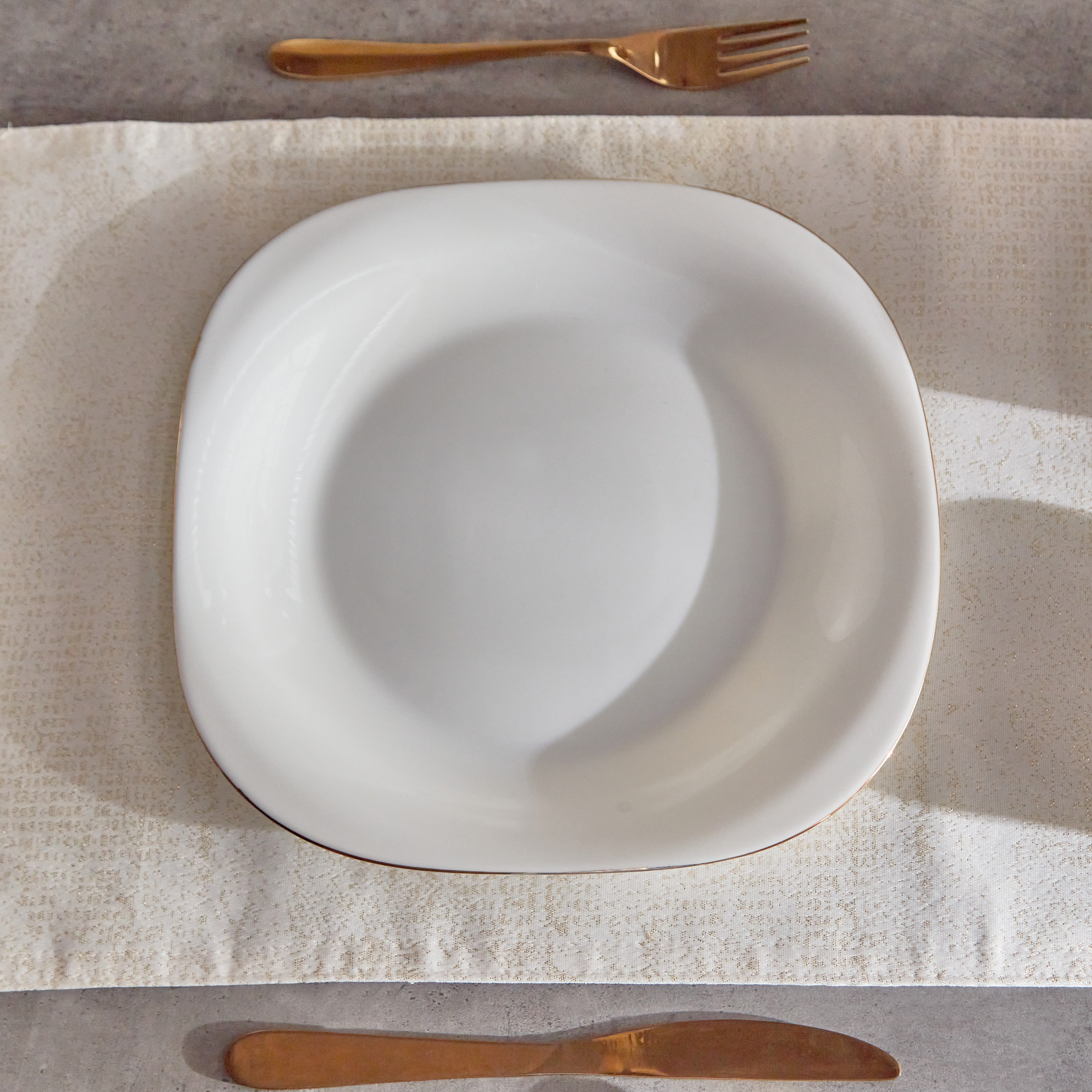 صحن عشاء أوبالوير بإطار ذهبي من نوفا - 29 سم-hbxdecorandfurnishings-tabletop-crockery-image-1