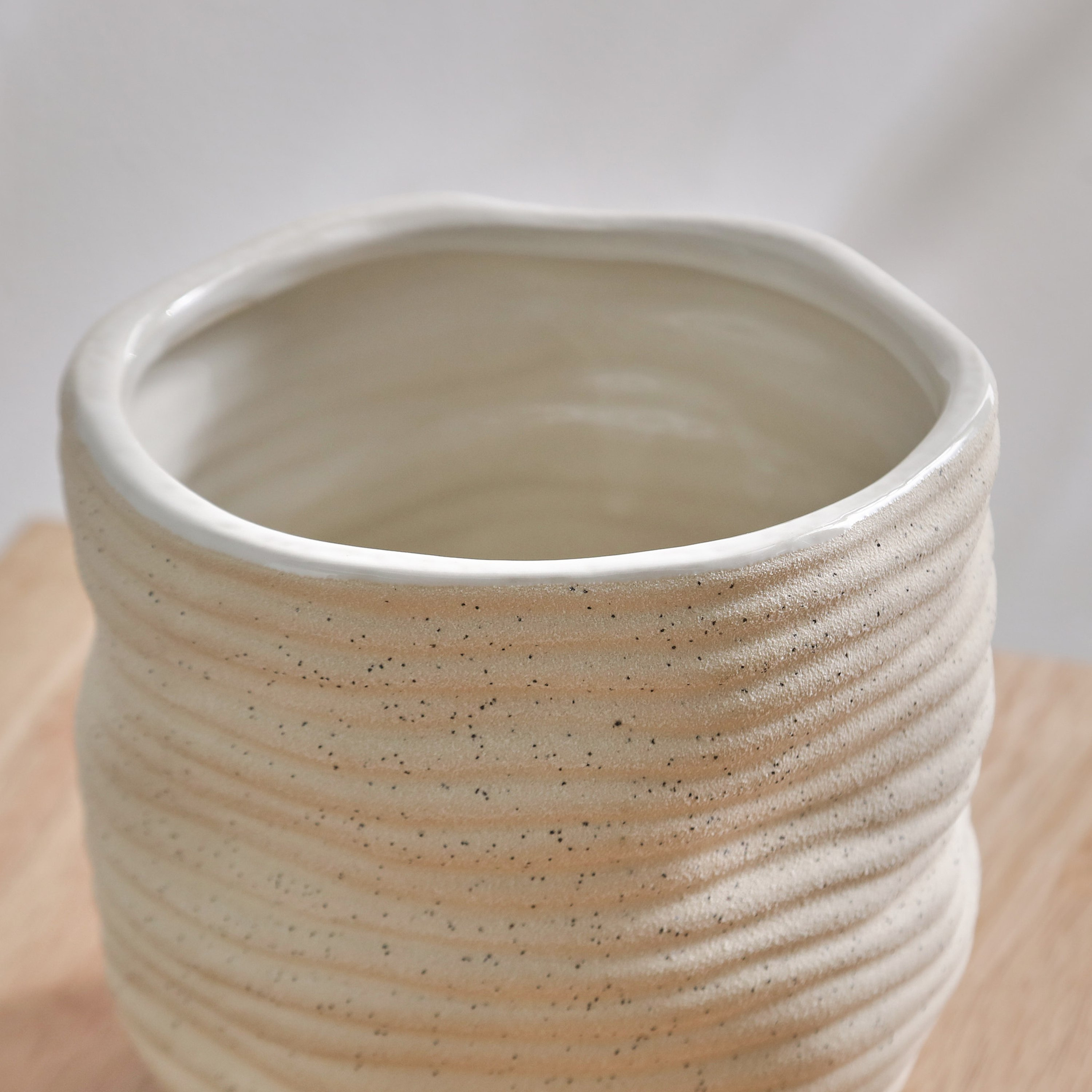 مزهرية سيراميك من كوين - 14.5x14.5x13 سم-hbxbedroom-decorandaccessories-vases-image-3