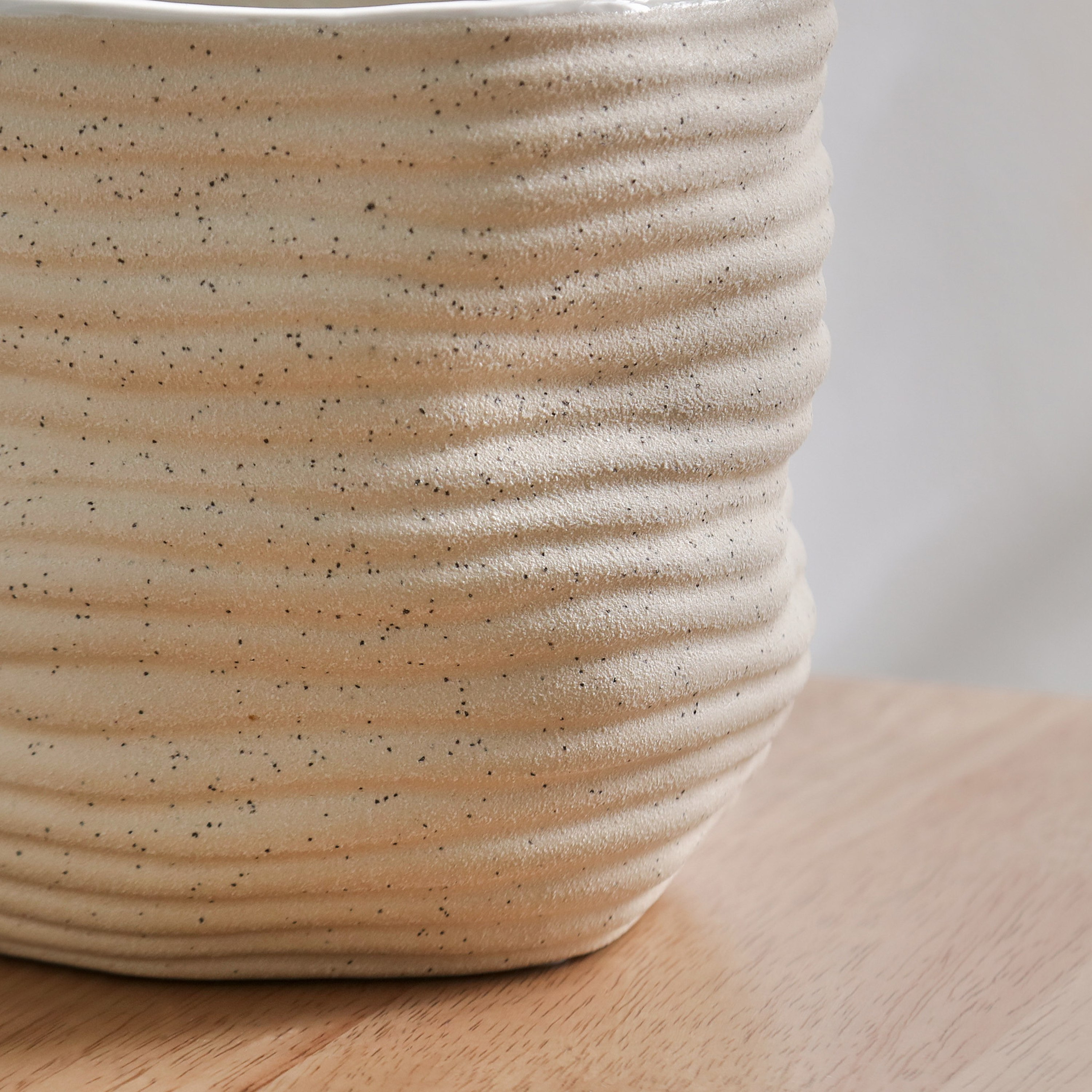 مزهرية سيراميك من كوين - 14.5x14.5x13 سم-hbxbedroom-decorandaccessories-vases-image-4