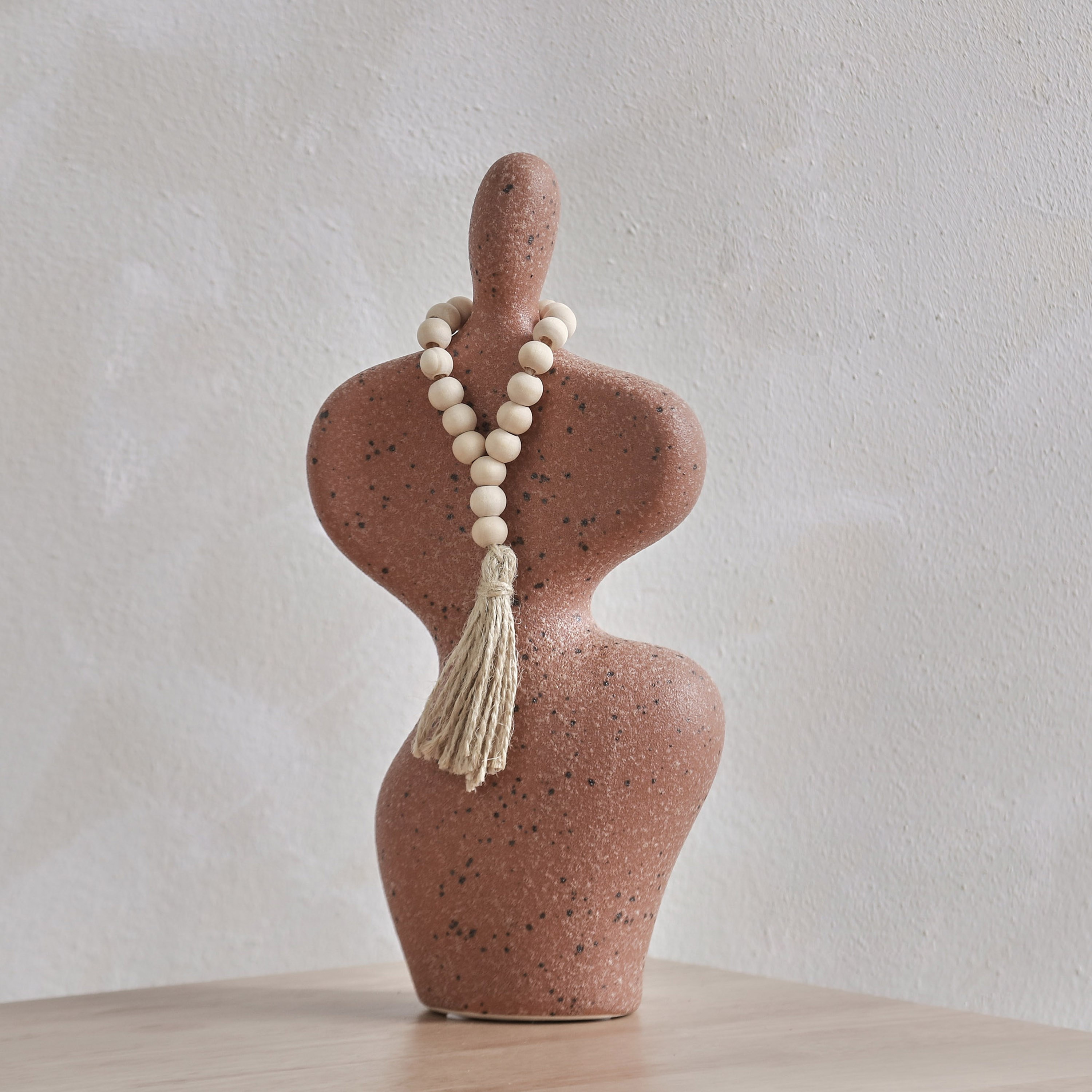 قطعة ديكور سيراميك مزخرفة من كوين تيراكوتا  - 14.5x7.5x29.5 سم-hbxhomeware-homedecor-figurinesandornaments-image-1