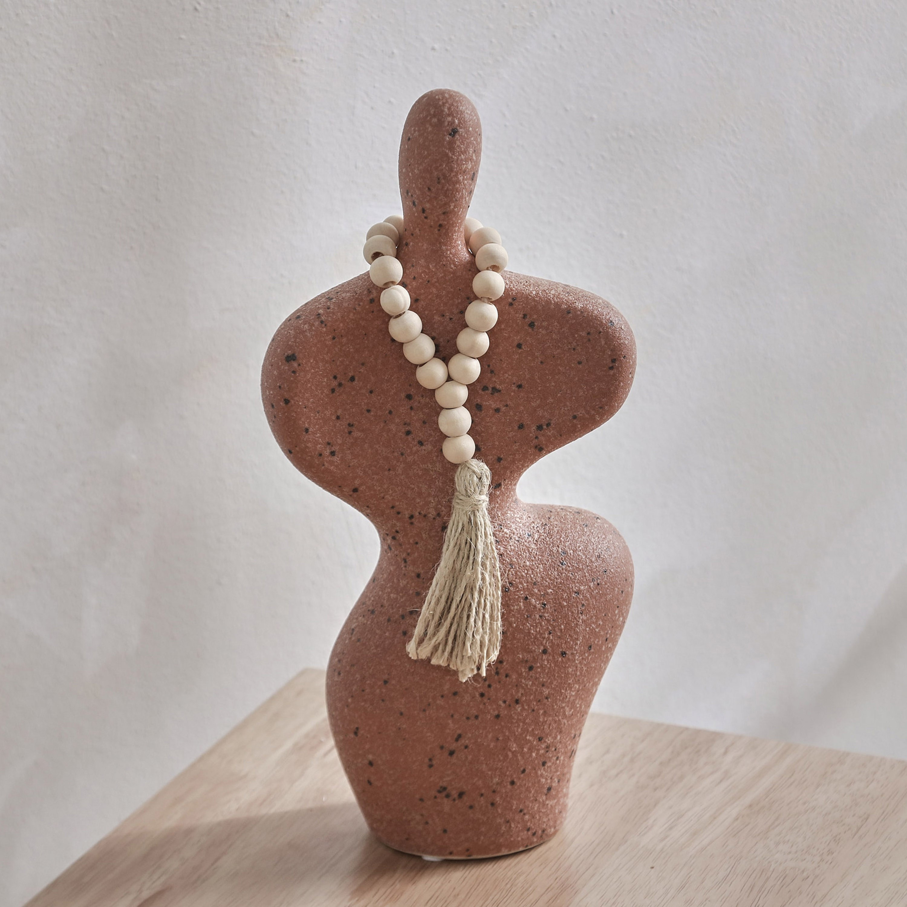قطعة ديكور سيراميك مزخرفة من كوين تيراكوتا  - 14.5x7.5x29.5 سم-hbxhomeware-homedecor-figurinesandornaments-image-2