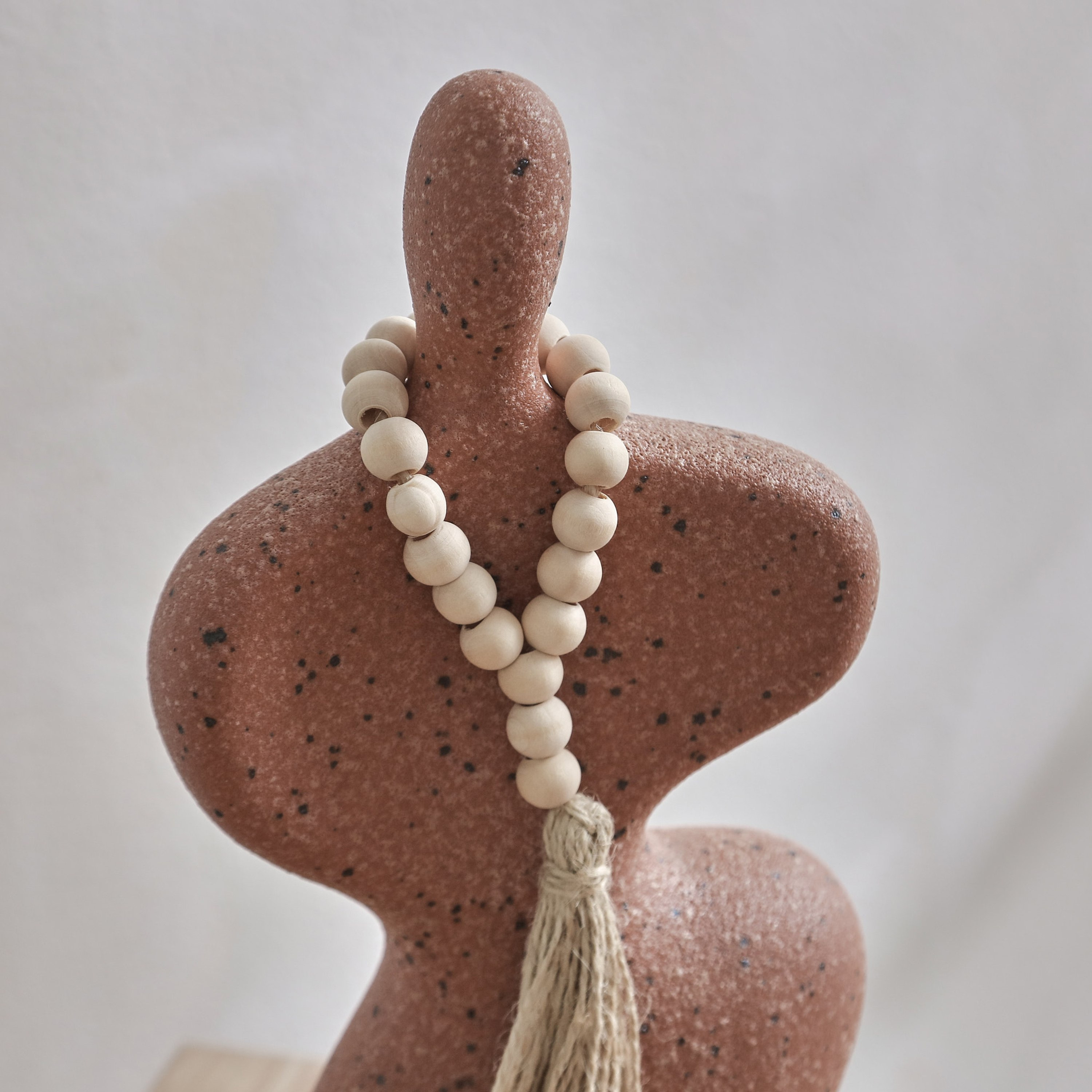 قطعة ديكور سيراميك مزخرفة من كوين تيراكوتا  - 14.5x7.5x29.5 سم-hbxhomeware-homedecor-figurinesandornaments-image-3