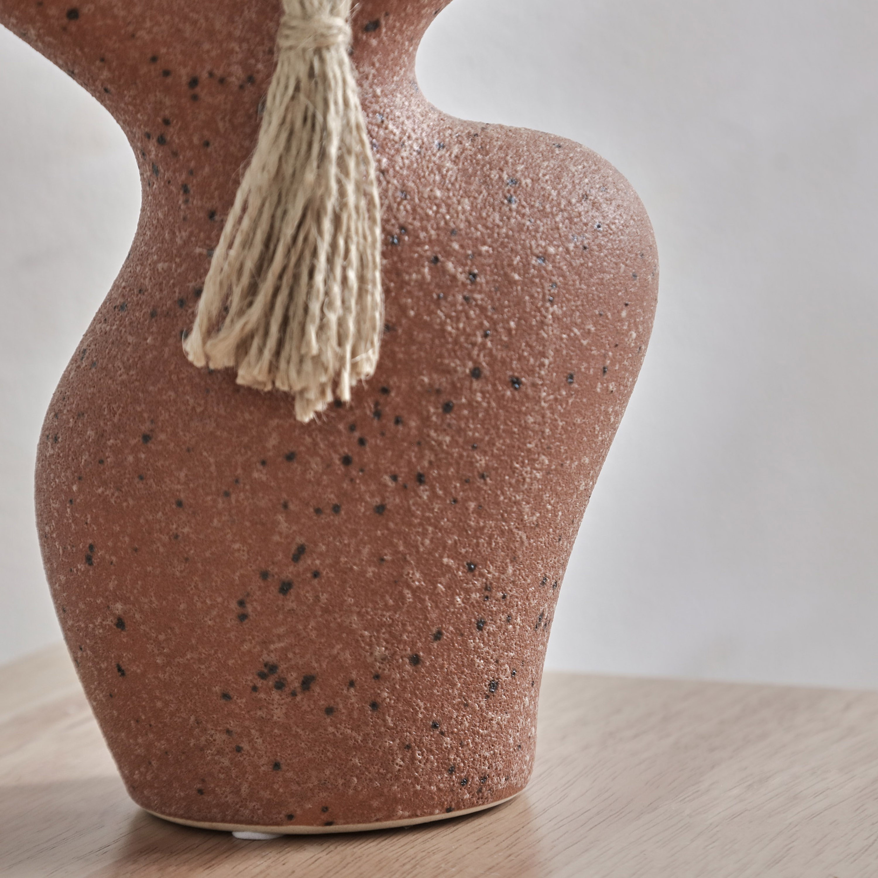 قطعة ديكور سيراميك مزخرفة من كوين تيراكوتا  - 14.5x7.5x29.5 سم-hbxhomeware-homedecor-figurinesandornaments-image-4