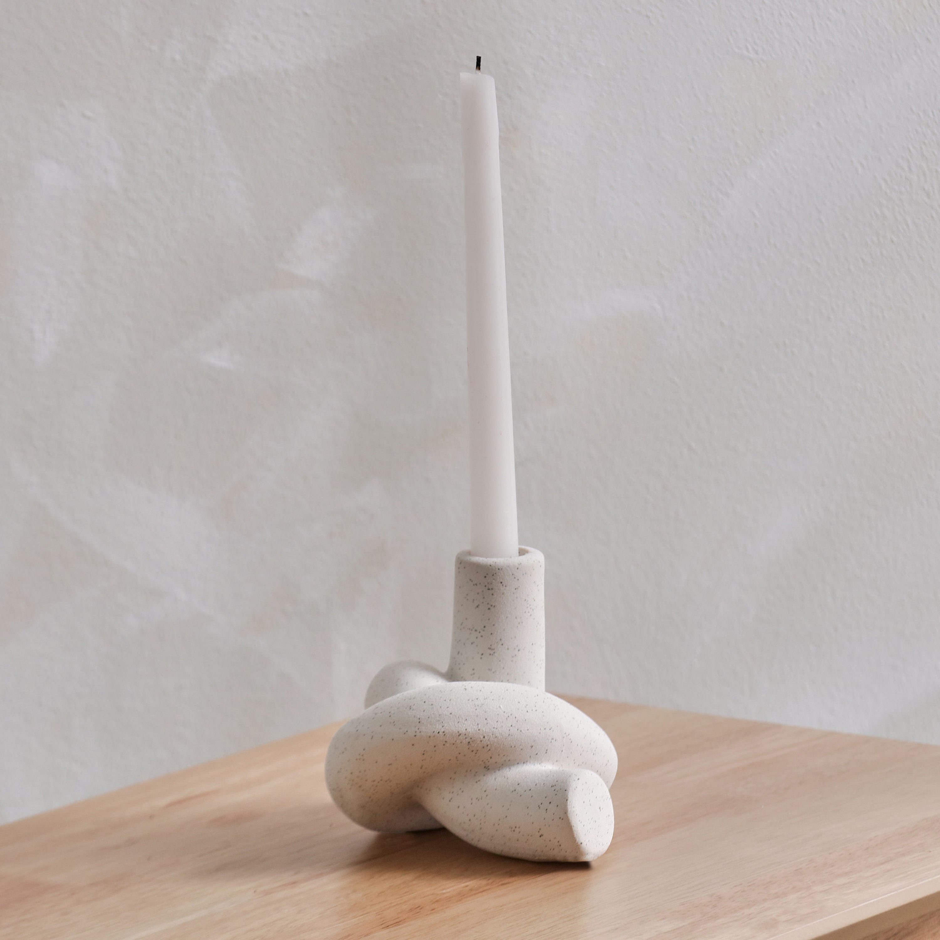 حامل شموع سيراميك ملتوي من كوين - 14x12.5x11 سم-hbxlivingroom-decorandaccessories-candleholders-image-1