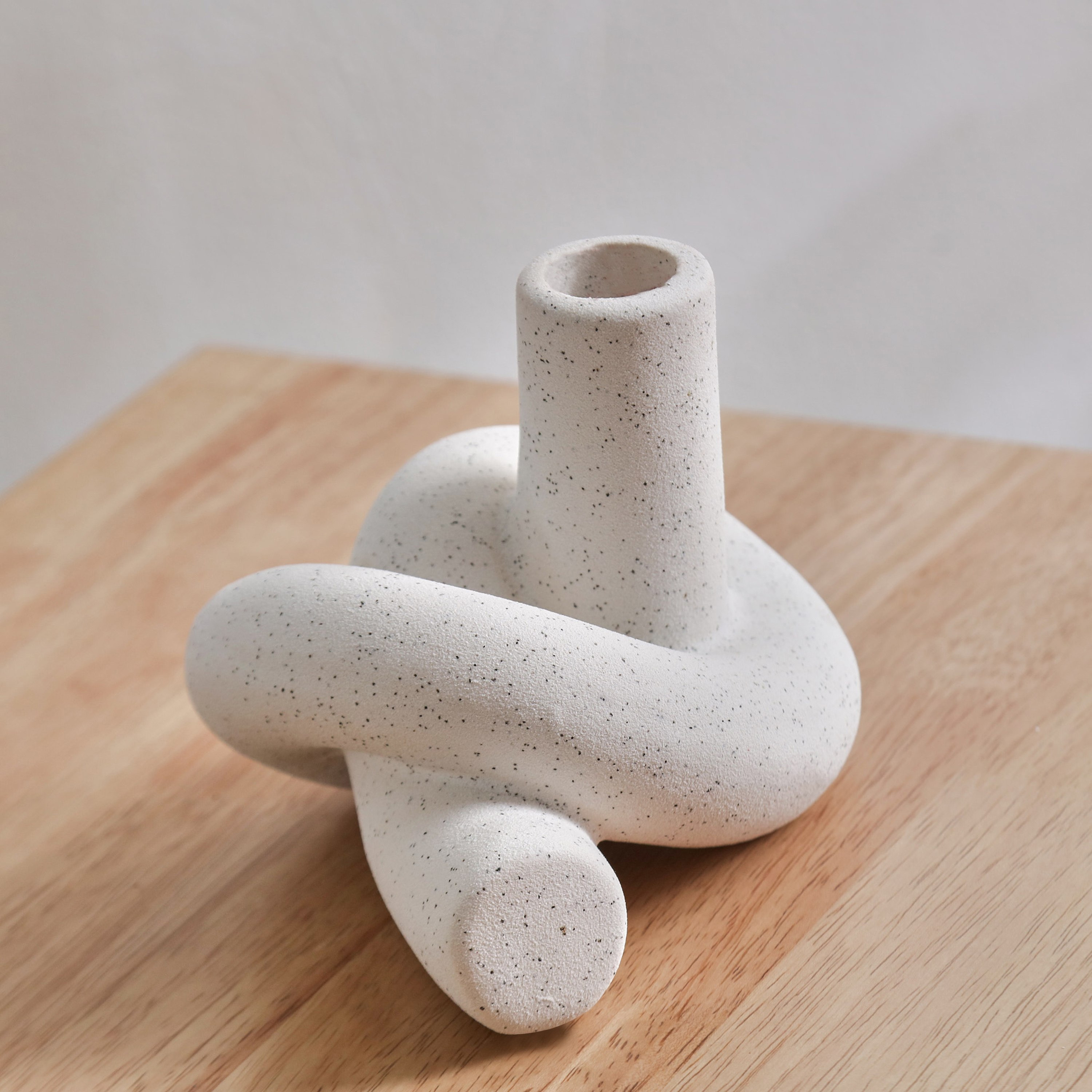 حامل شموع سيراميك ملتوي من كوين - 14x12.5x11 سم-hbxlivingroom-decorandaccessories-candleholders-image-4