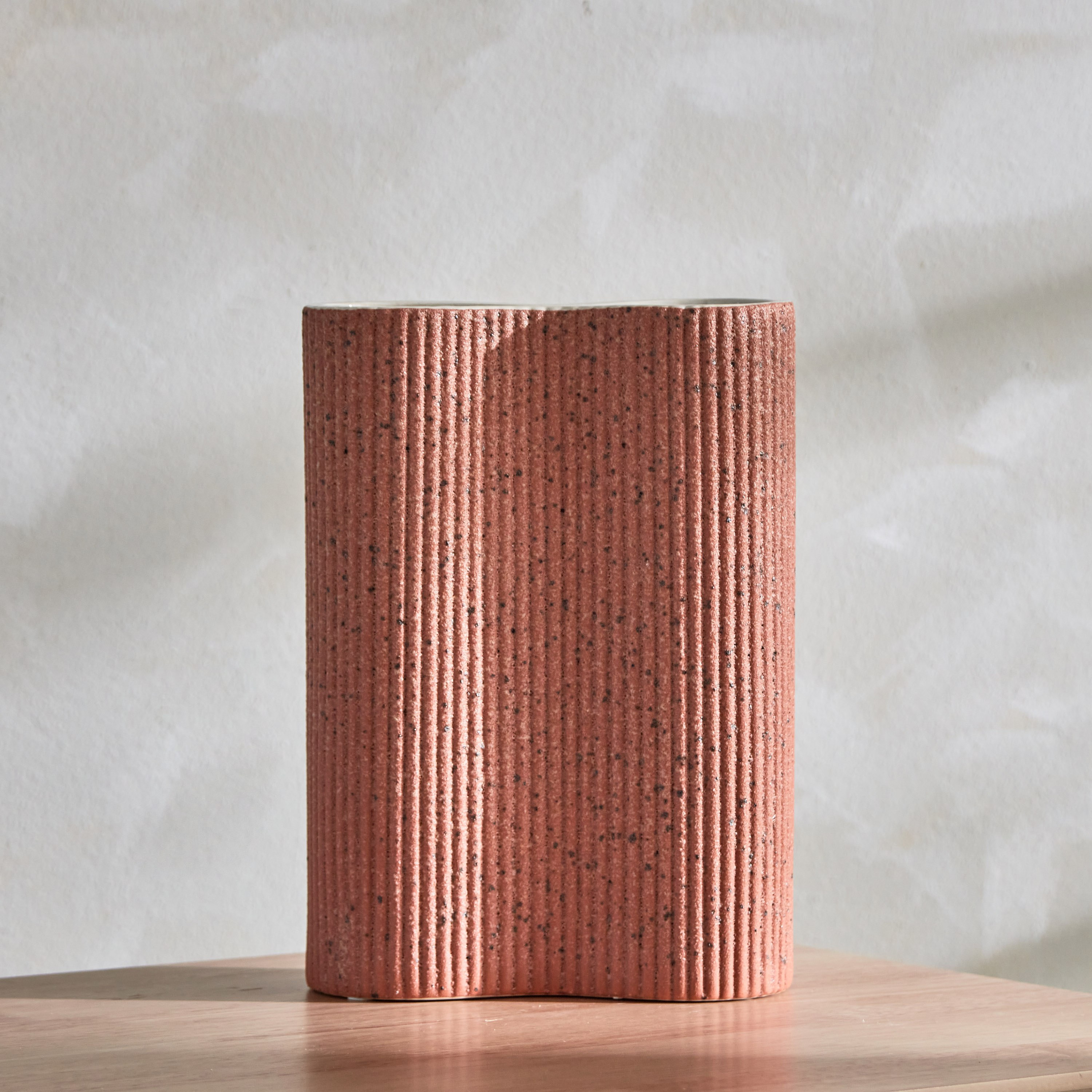 مزهرية سيراميك مضلعة من كوين - 17.5x8.5x24.5 سم-hbxbedroom-decorandaccessories-vases-image-1