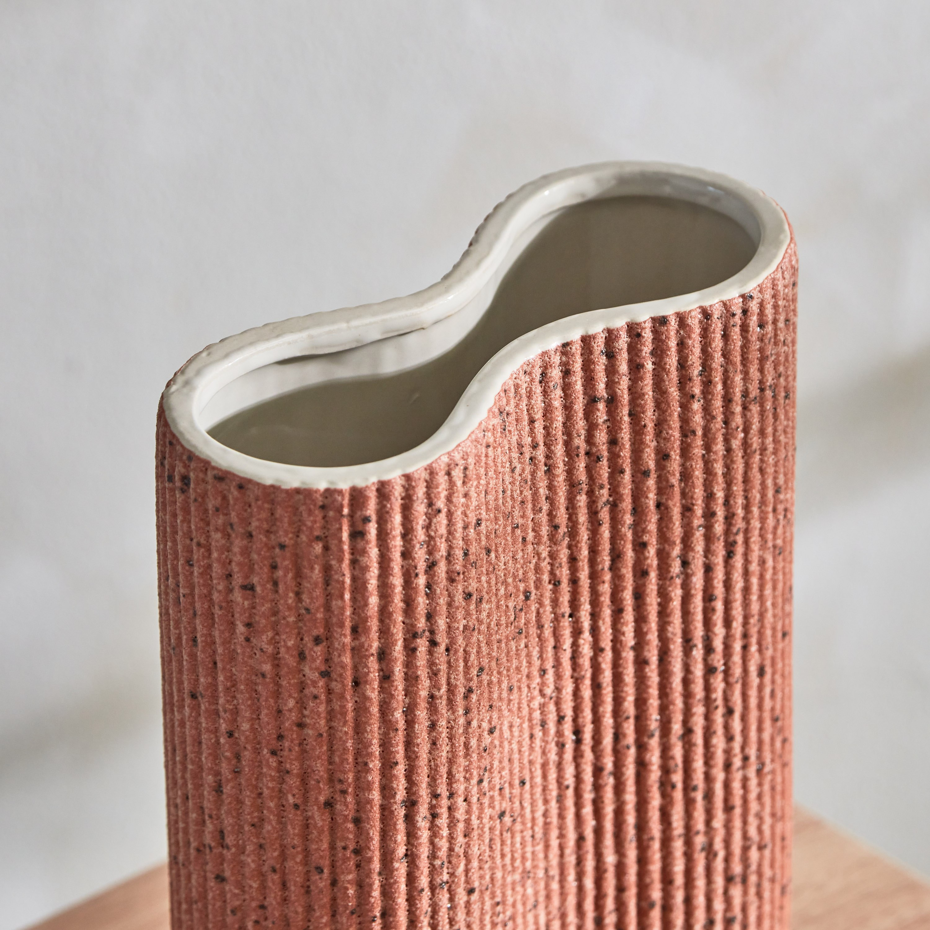 مزهرية سيراميك مضلعة من كوين - 17.5x8.5x24.5 سم-hbxbedroom-decorandaccessories-vases-image-3