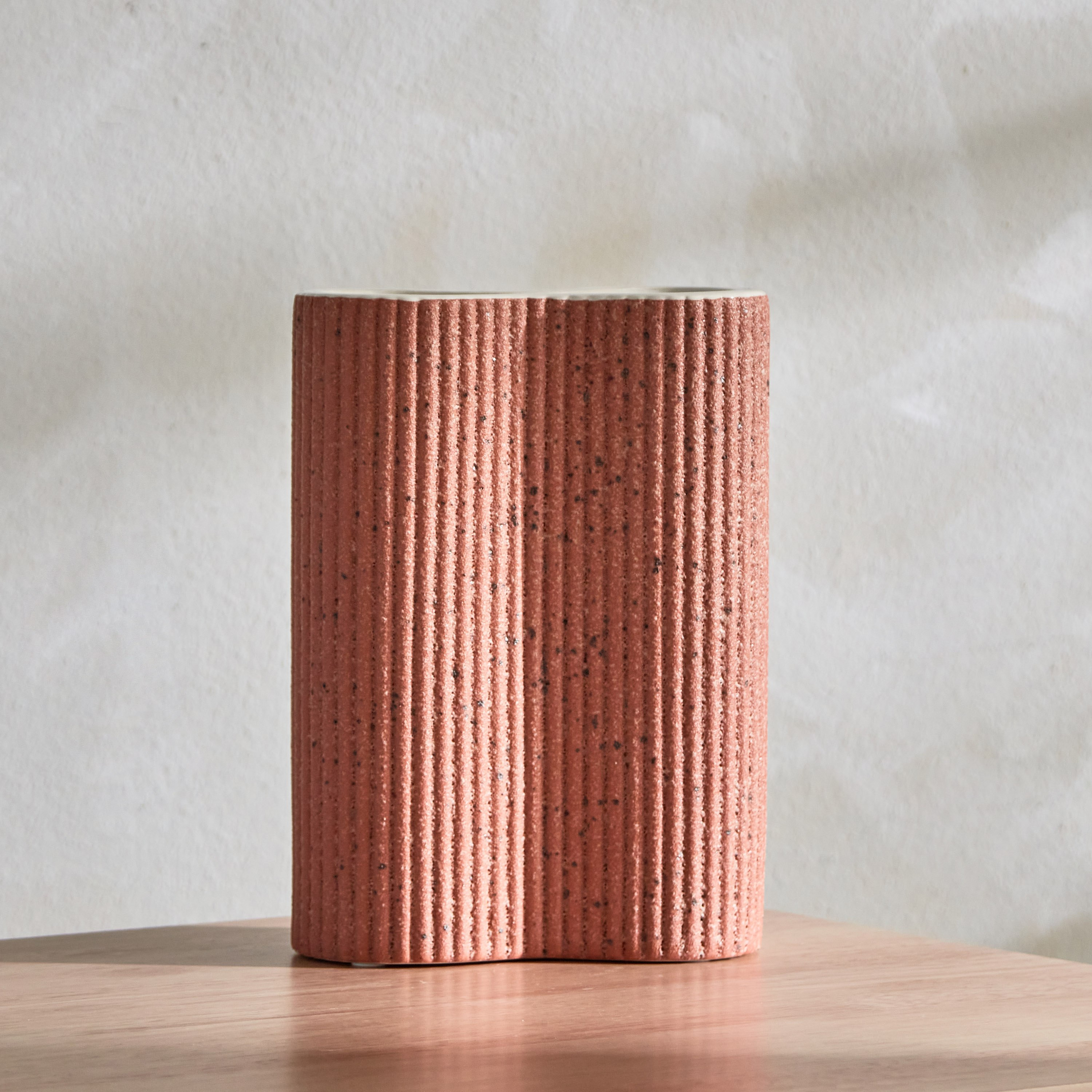 مزهرية سيراميك تراكوتا مضلعة من كوين - 14.5x7x19.5 سم-hbxbedroom-decorandaccessories-vases-image-1