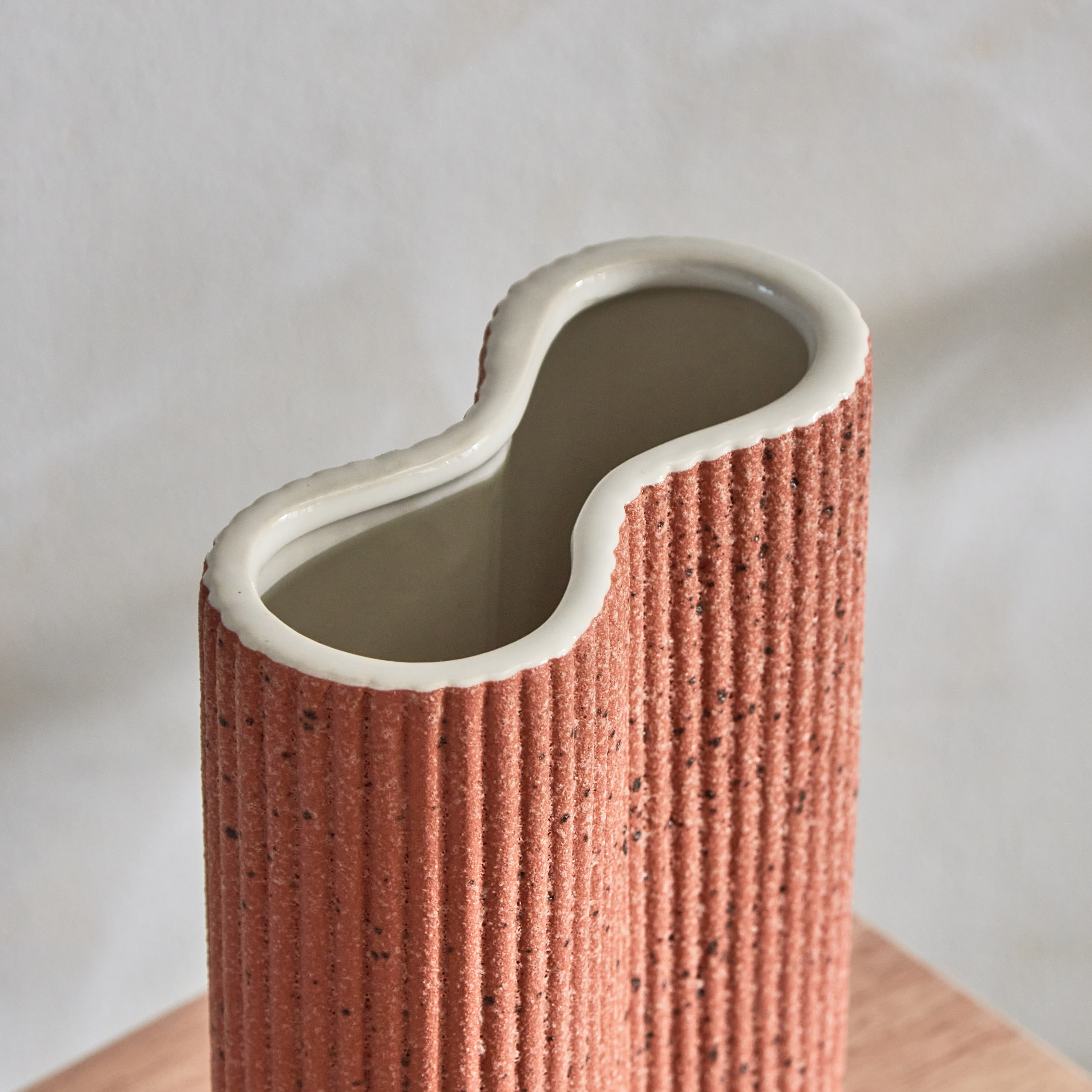 مزهرية سيراميك تراكوتا مضلعة من كوين - 14.5x7x19.5 سم-hbxbedroom-decorandaccessories-vases-image-3