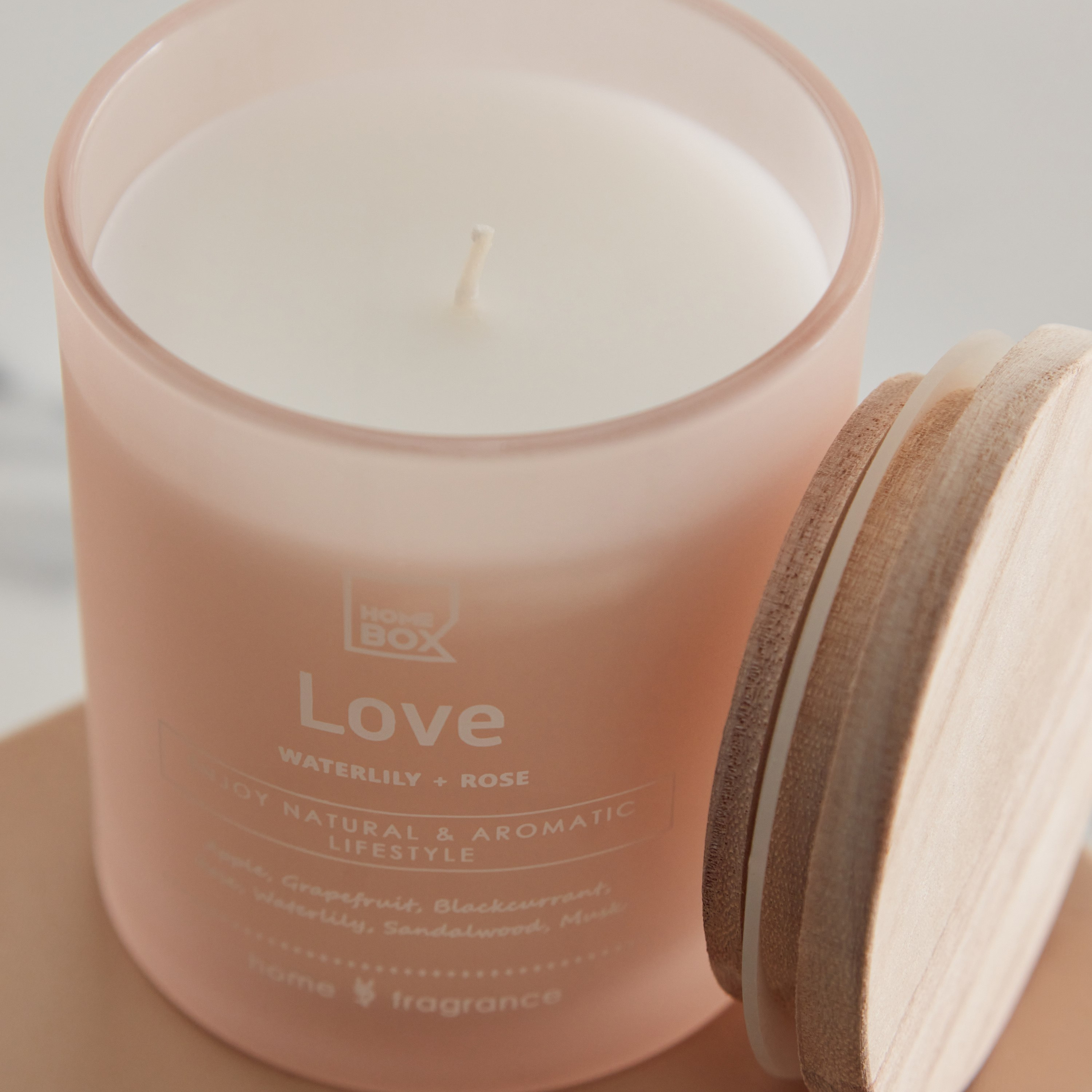 جرة شموع من الزجاج المعتم مع غطاء خشبي لاف من سنتمنت - 206 جم-hbxlivingroom-decorandaccessories-candles-image-3
