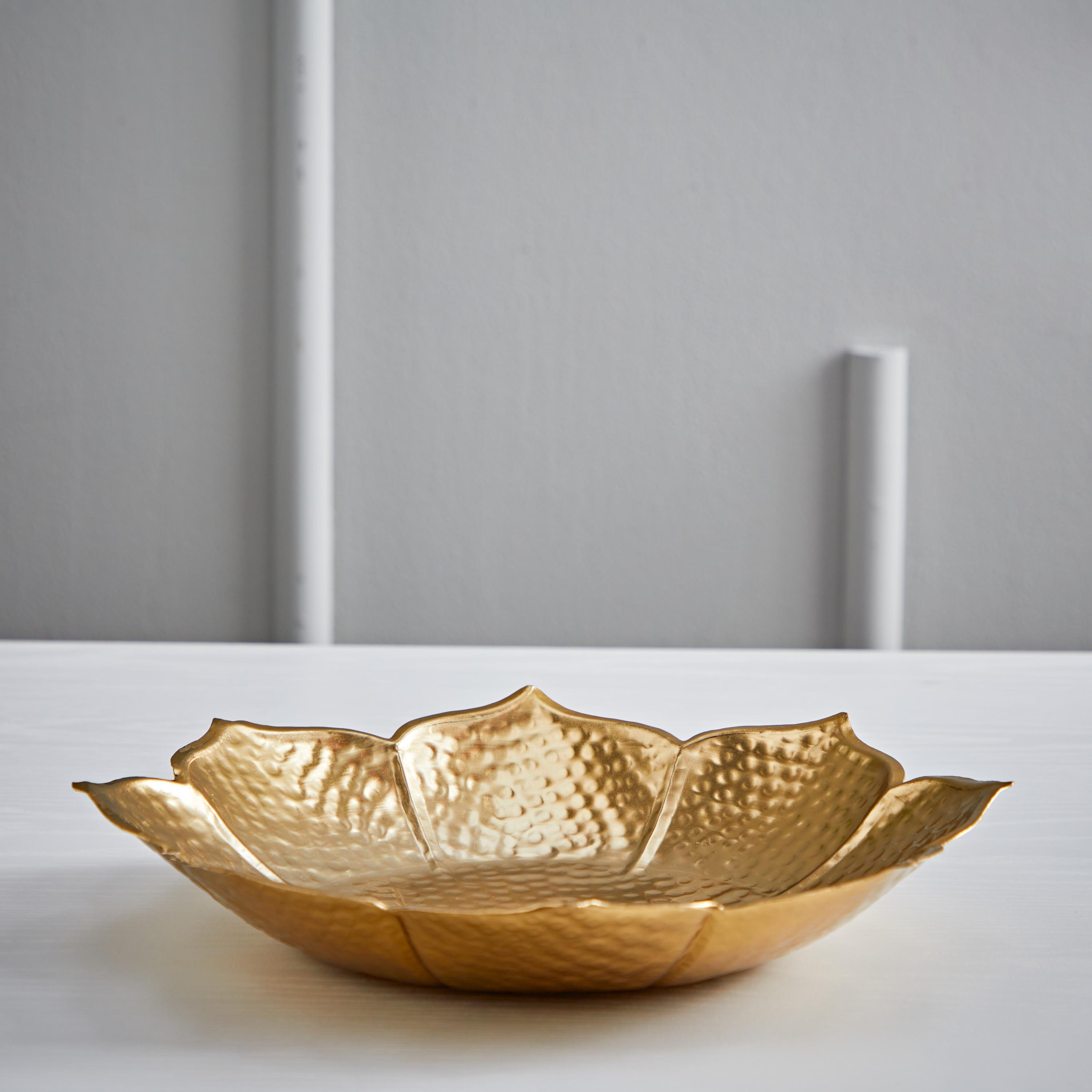 صينية ديكور معدنية بتصميم زهرة اللوتس من كايرا - 30x30x10 سم-hbxhomeware-hbxdecorandfurnishings-image-2