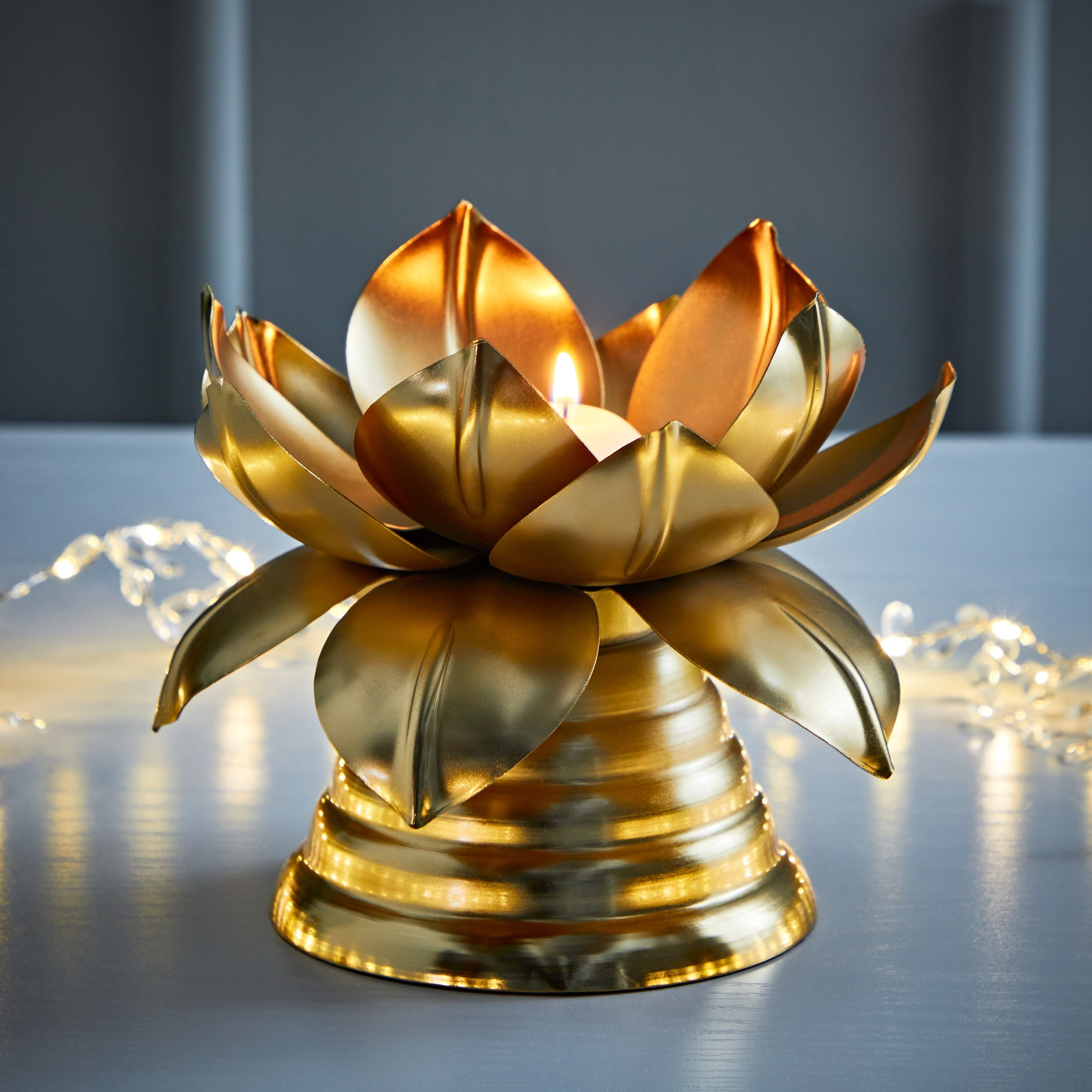حامل شموع معدن بقاعدة من كايرا - 18x18x15 سم-hbxlivingroom-decorandaccessories-candleholders-image-1