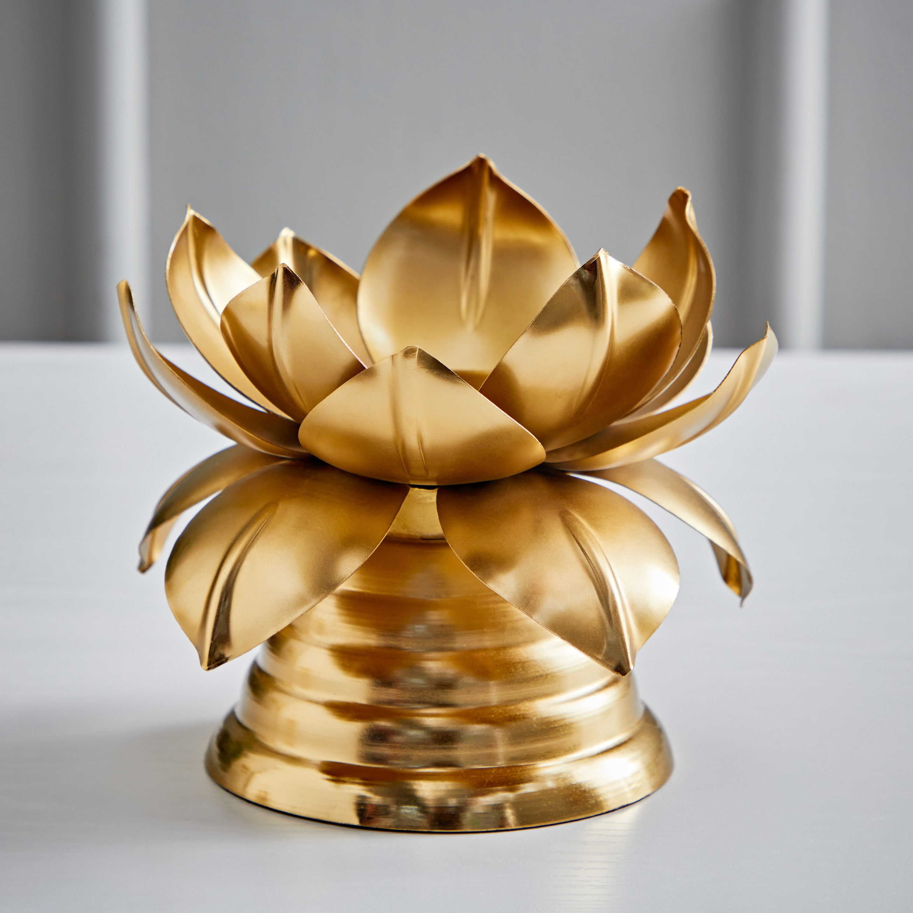 حامل شموع معدن بقاعدة من كايرا - 18x18x15 سم-hbxlivingroom-decorandaccessories-candleholders-image-2