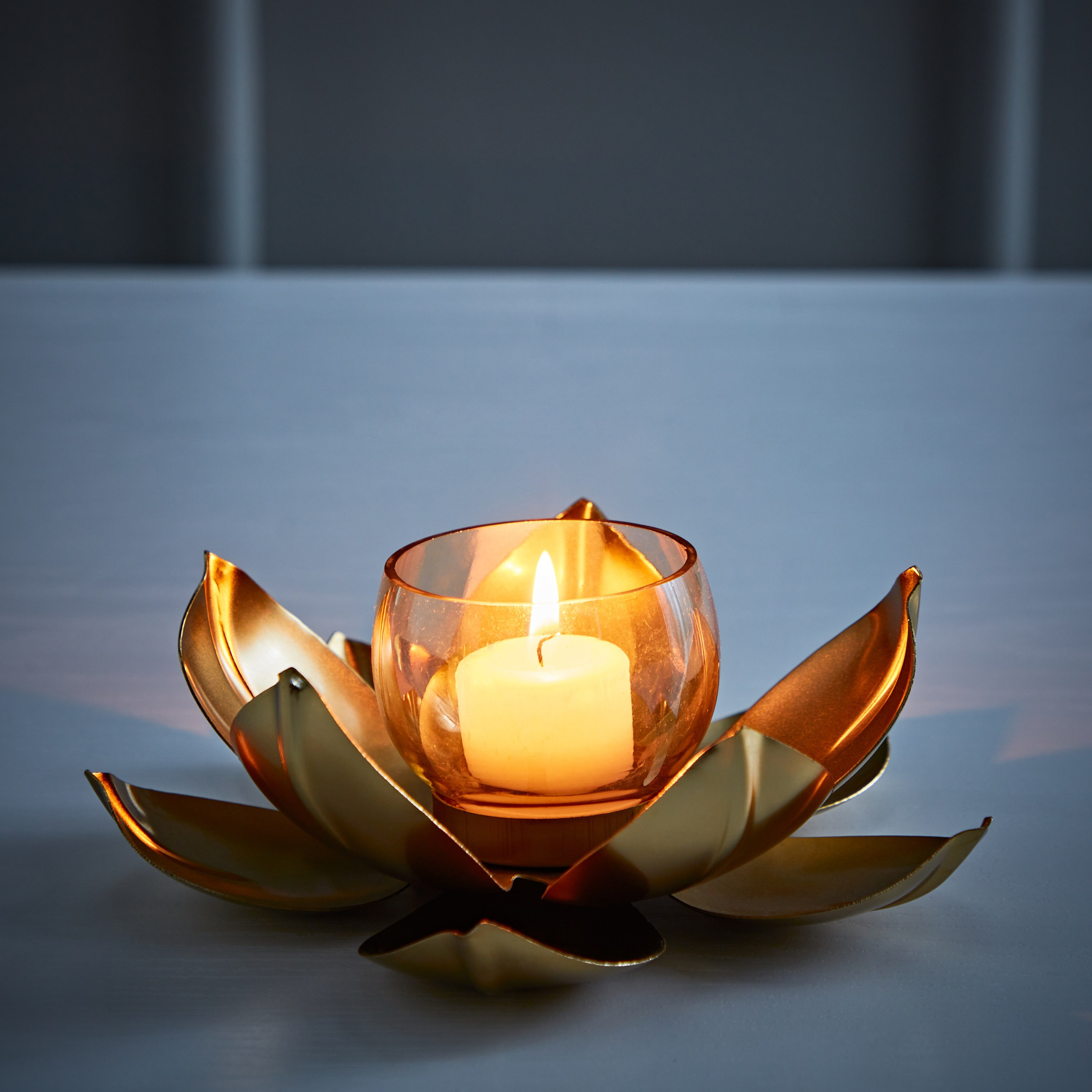 حامل شموع صغيرة معدني بتصميم زهرة اللوتس من كيرا - 19x19x9 سم-hbxlivingroom-decorandaccessories-candleholders-image-1