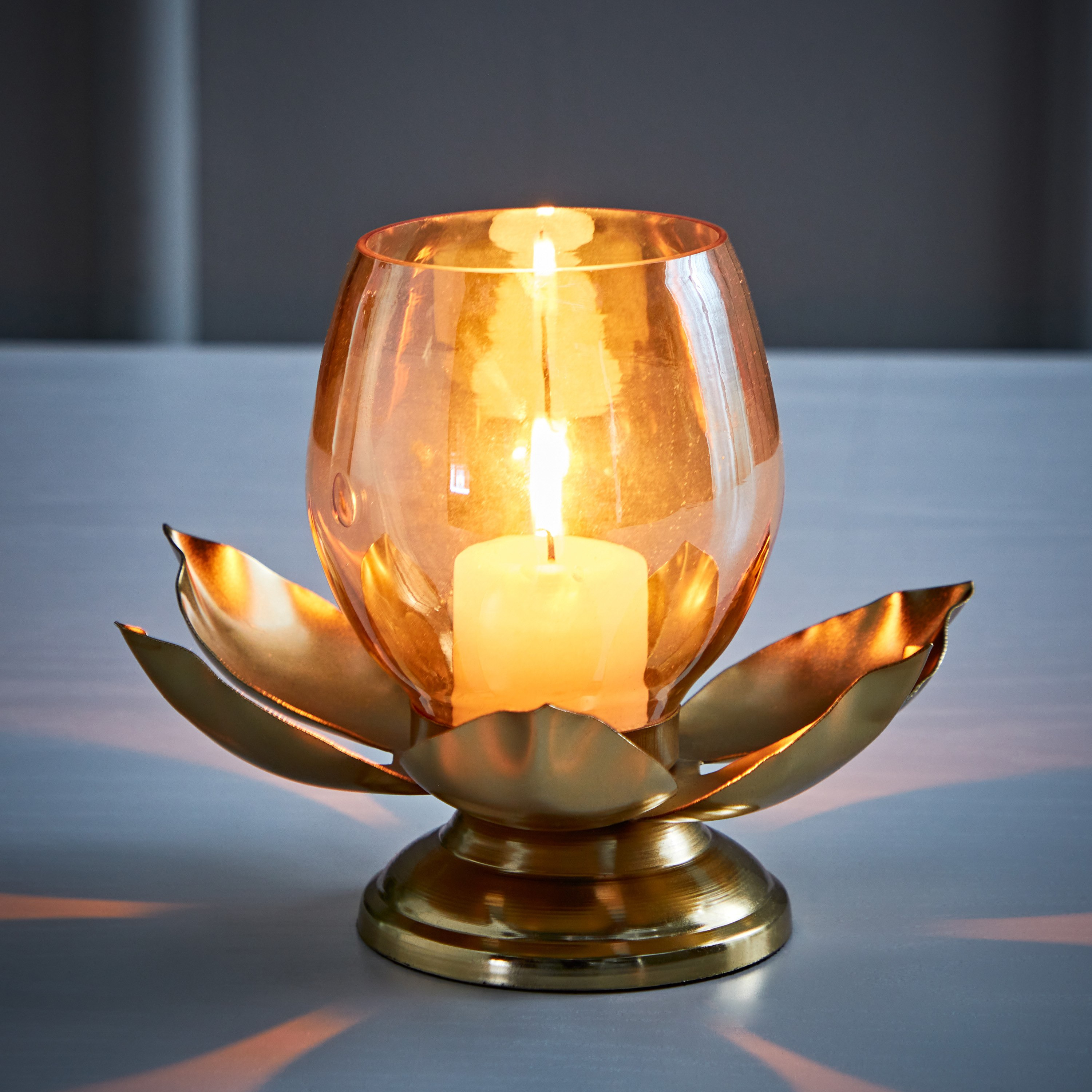 حامل شموع معدن بزجاج فوتيف بشكل لوتس من كيرا - 18x18x12 سم-hbxlivingroom-decorandaccessories-candleholders-image-1