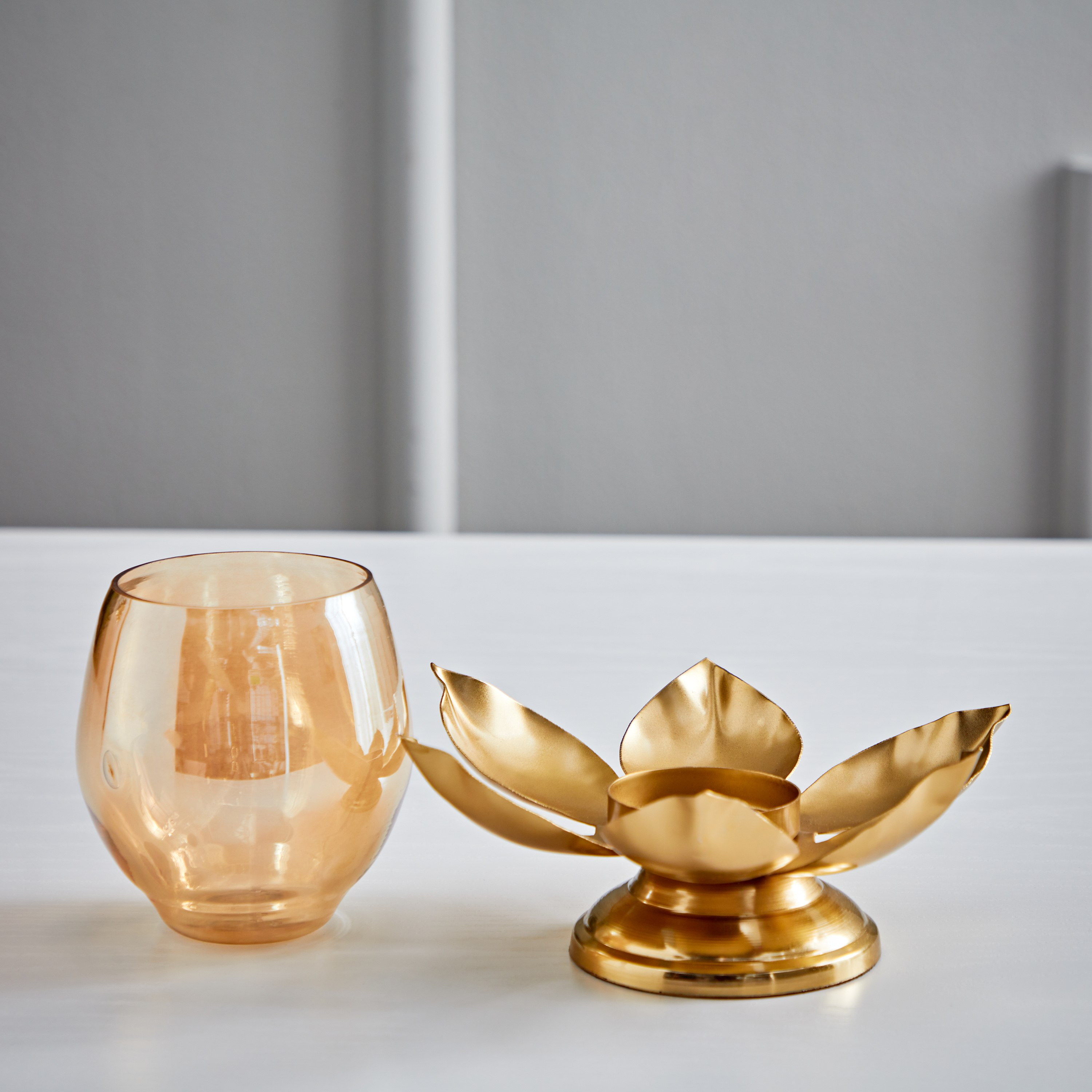 حامل شموع معدن بزجاج فوتيف بشكل لوتس من كيرا - 18x18x12 سم-hbxlivingroom-decorandaccessories-candleholders-image-4