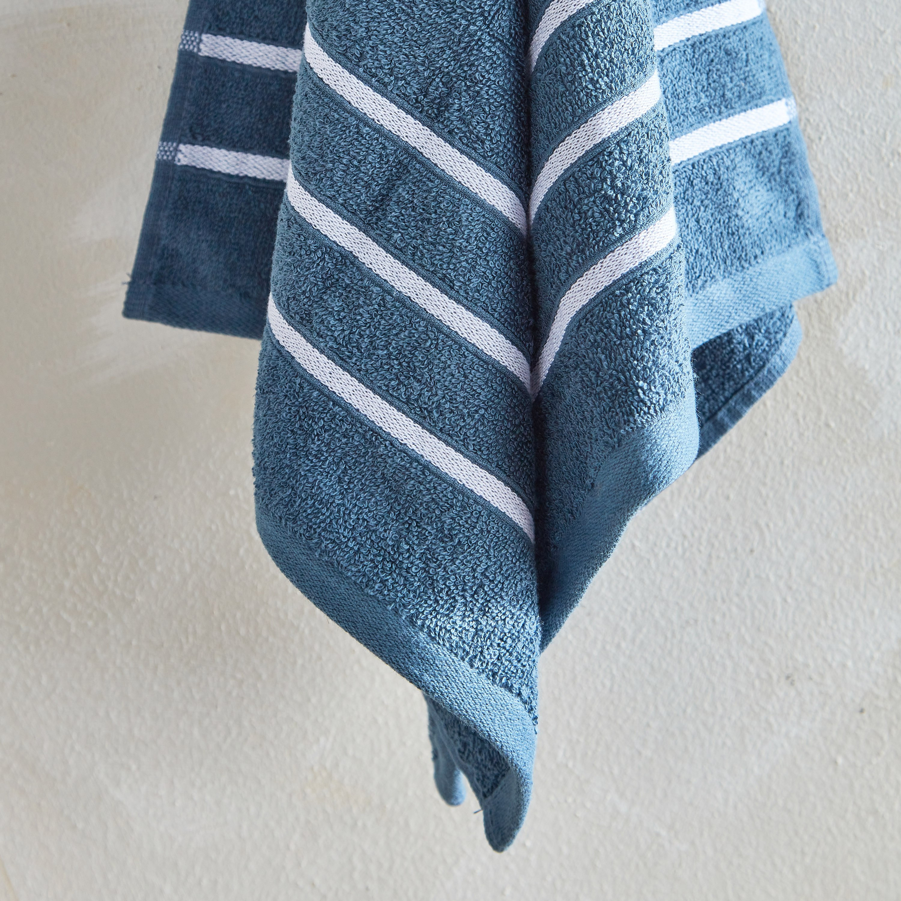Snoopy Kids Carded Hand Towel - 40x70 cm-hbxhomeware-hbxkidsandyouth-image-3