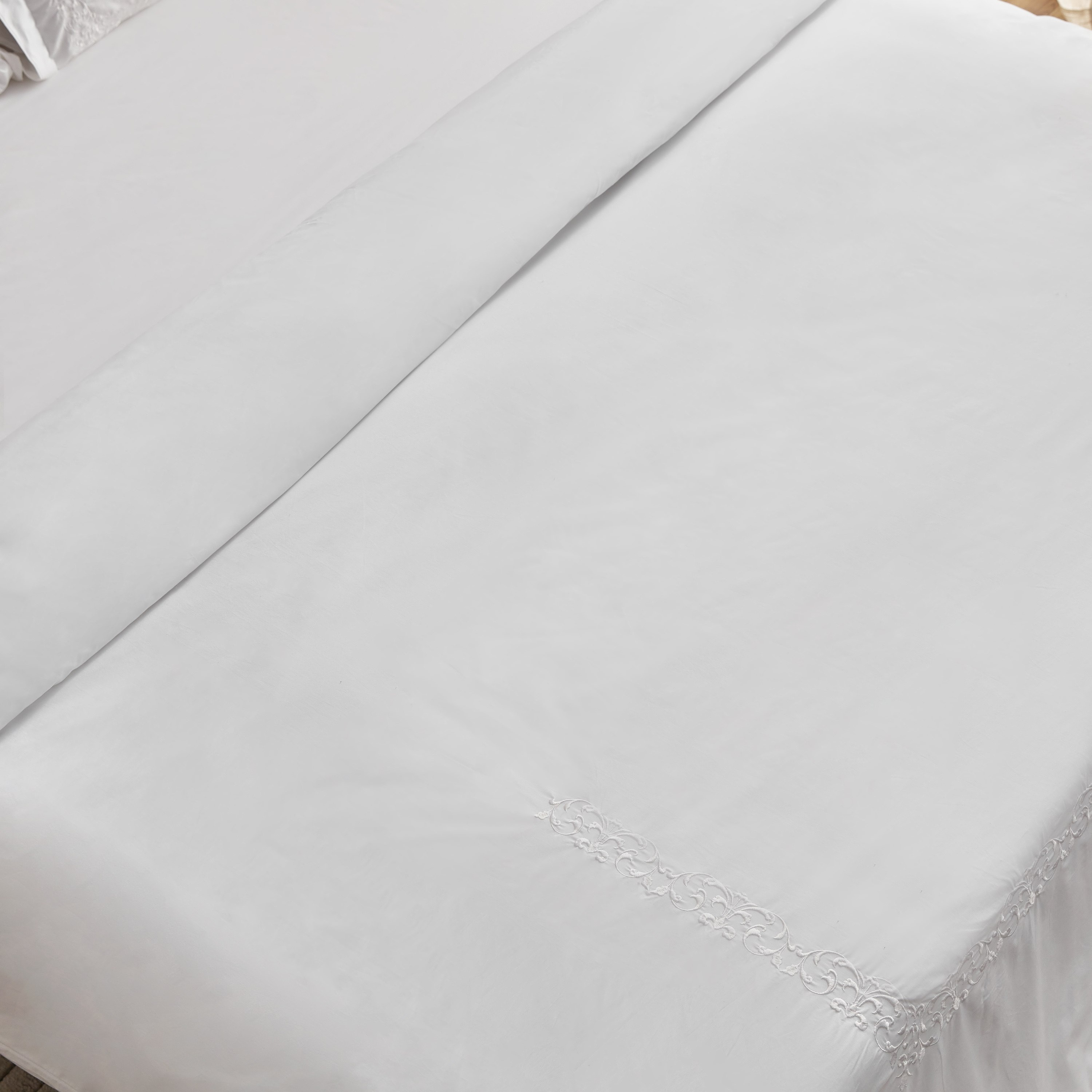 طقم غطاء لحاف قطن كينج كوين 3 قطع بحواف مطرزة من وايت هافن  - 220x220 سم-hbxhomeware-hbxdecorandfurnishings-image-4