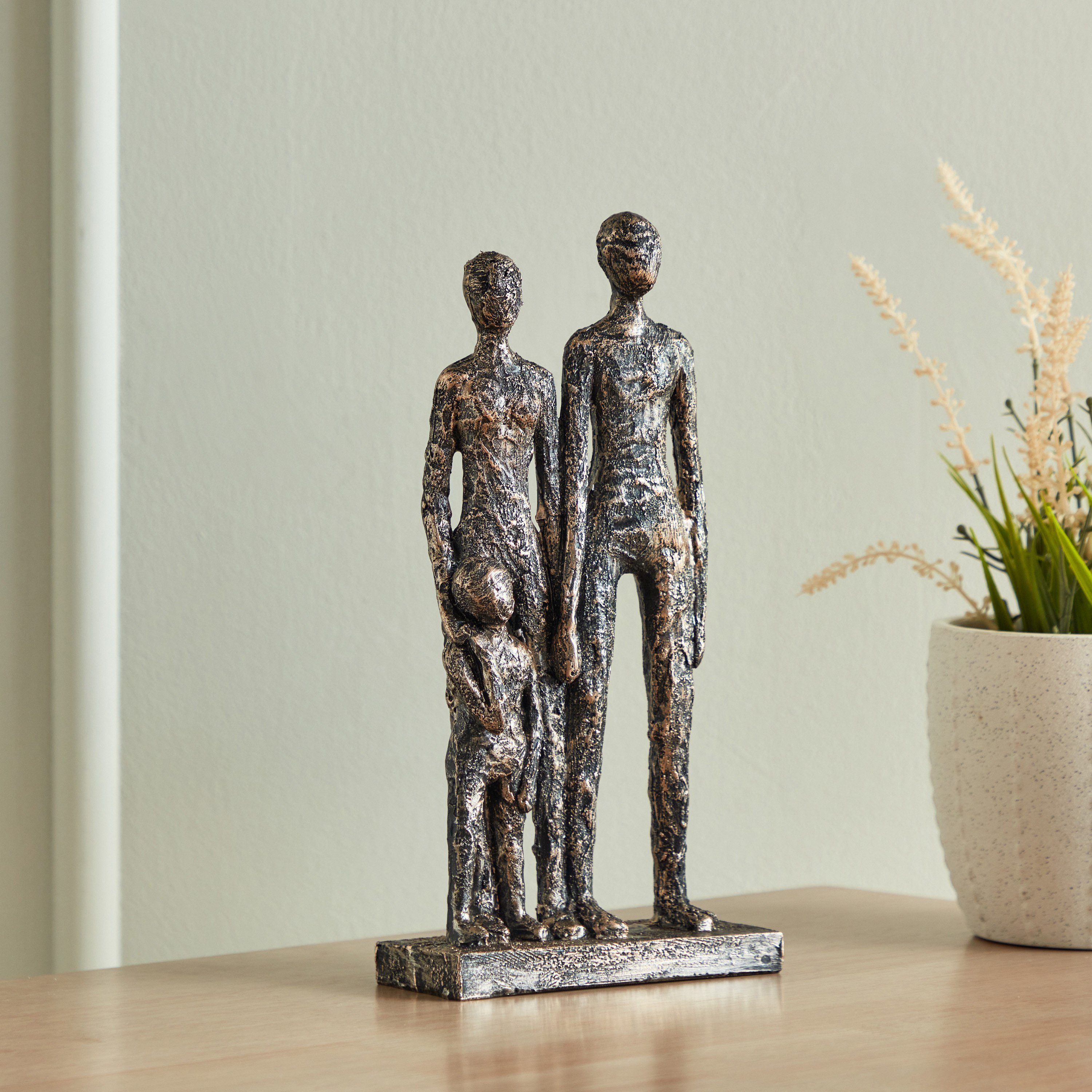 قطعة ديكور بتصميم العائلة من البوليريسين من بليست - 15.5x6x29.5 سم-hbxhomeware-homedecor-figurinesandornaments-image-1