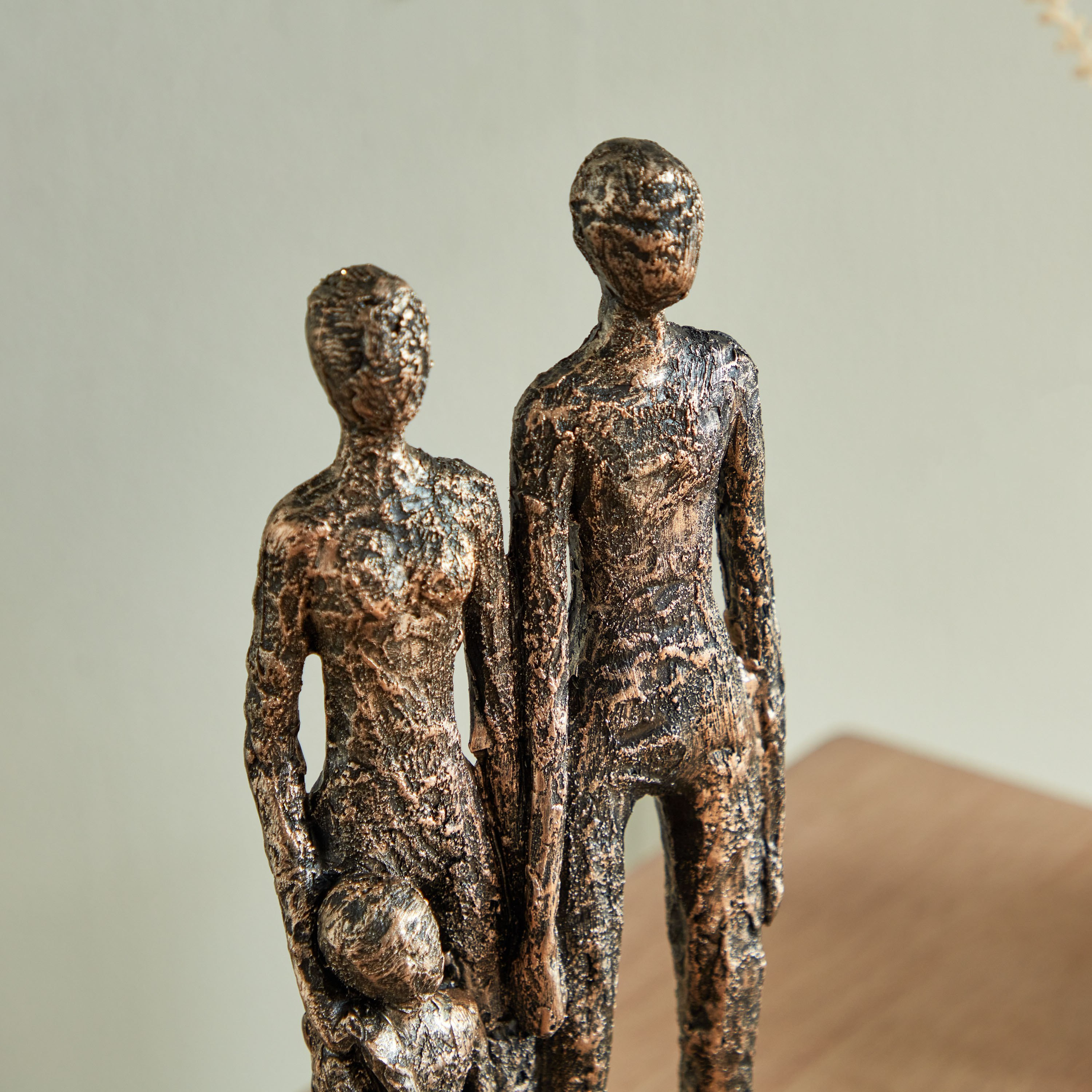 قطعة ديكور بتصميم العائلة من البوليريسين من بليست - 15.5x6x29.5 سم-hbxhomeware-homedecor-figurinesandornaments-image-4