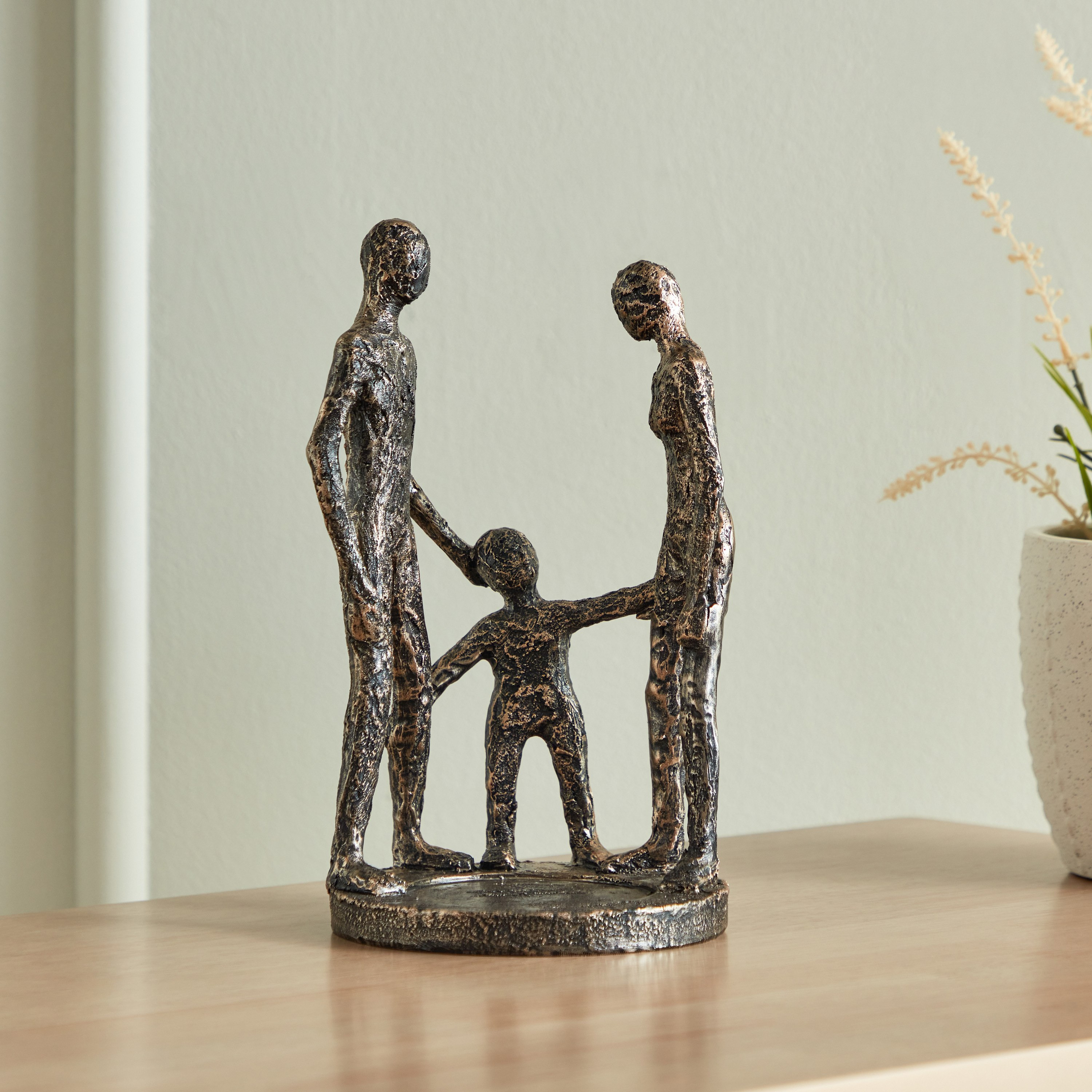 قطعة ديكور بتصميم العائلة من البوليريسين من بليست - 15.5x15x25 سم-hbxhomeware-homedecor-figurinesandornaments-image-1