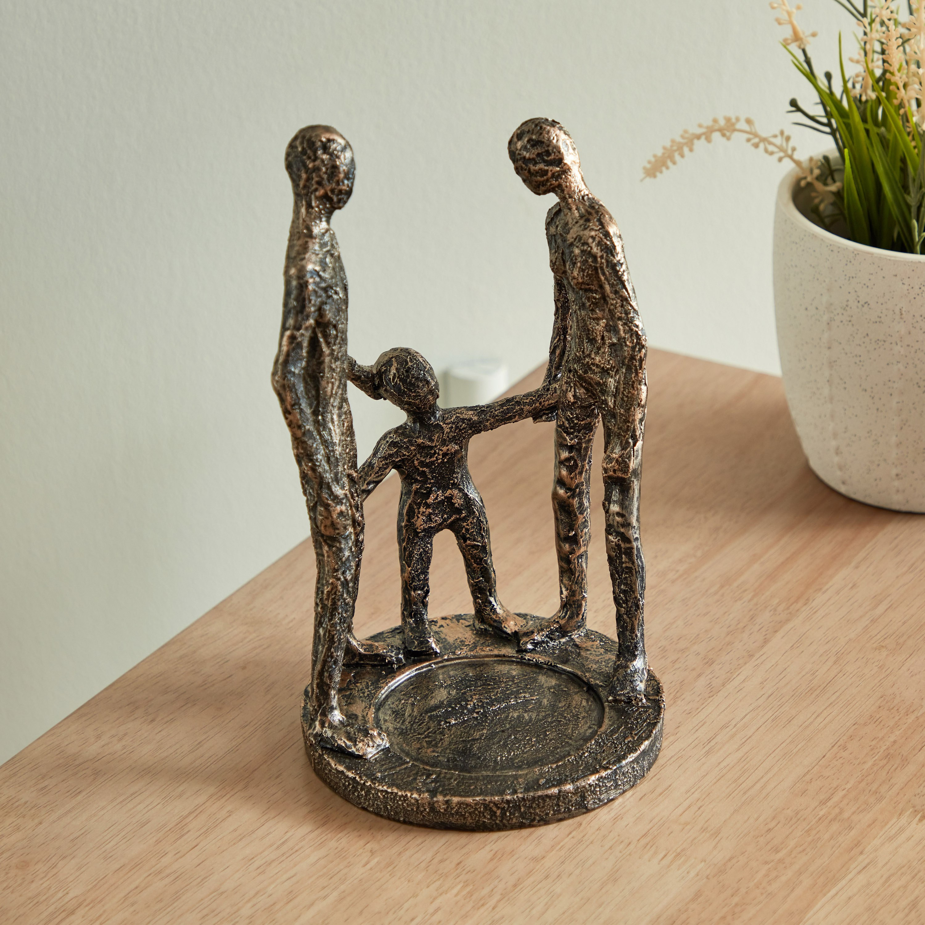 قطعة ديكور بتصميم العائلة من البوليريسين من بليست - 15.5x15x25 سم-hbxhomeware-homedecor-figurinesandornaments-image-2