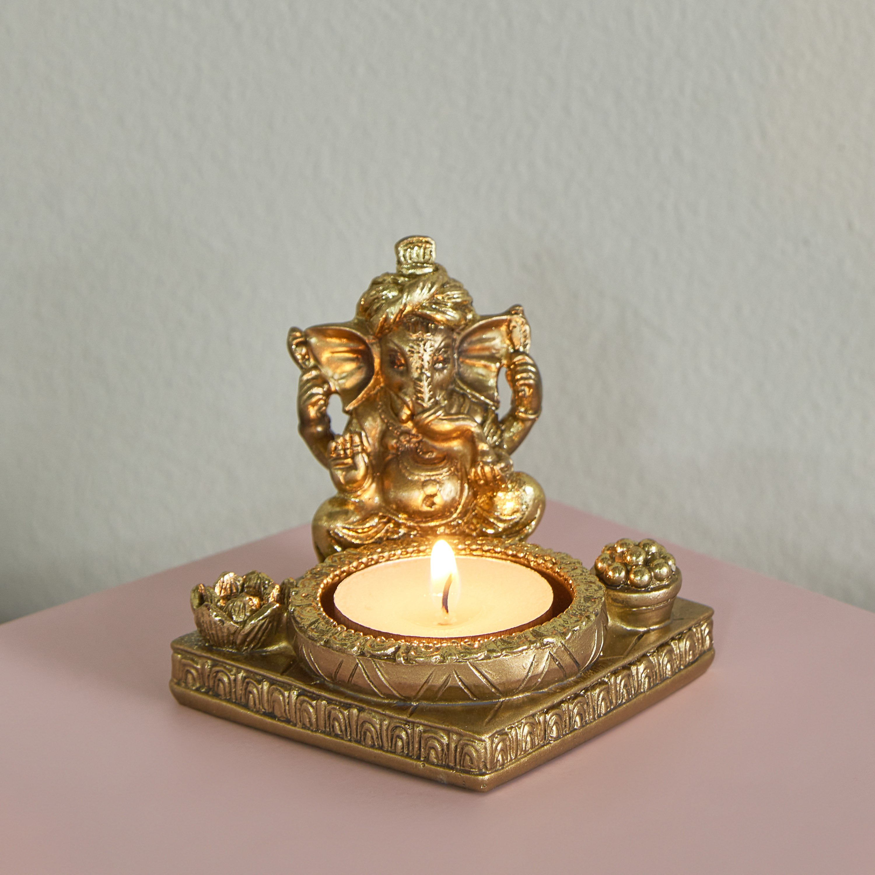 تمثال صغير لجانيشا جالسًا مع حامل شموع صغيرة من بليست - 7.8x7.3x6.2 سم-hbxhomeware-homedecor-figurinesandornaments-image-1