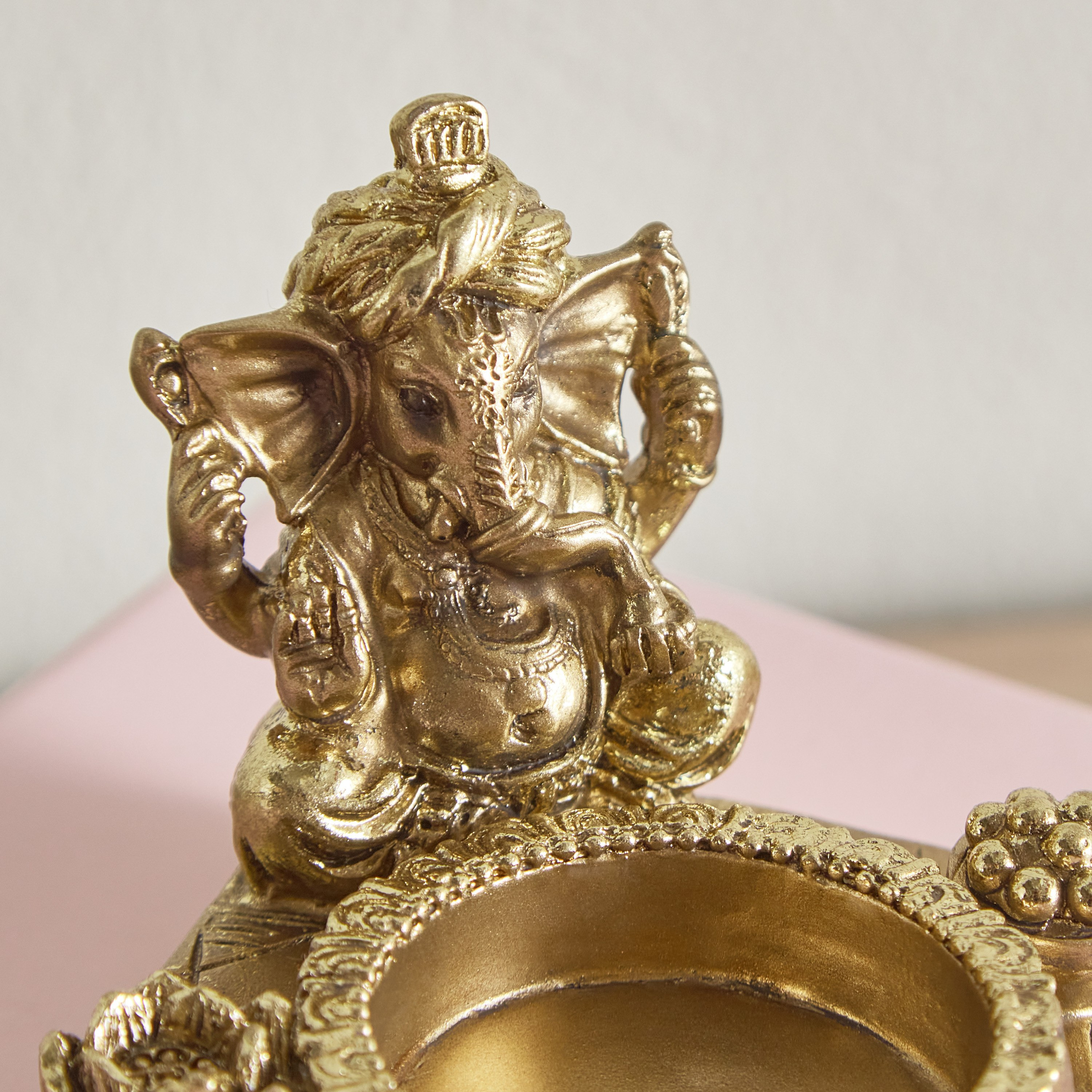 تمثال صغير لجانيشا جالسًا مع حامل شموع صغيرة من بليست - 7.8x7.3x6.2 سم-hbxhomeware-homedecor-figurinesandornaments-image-3