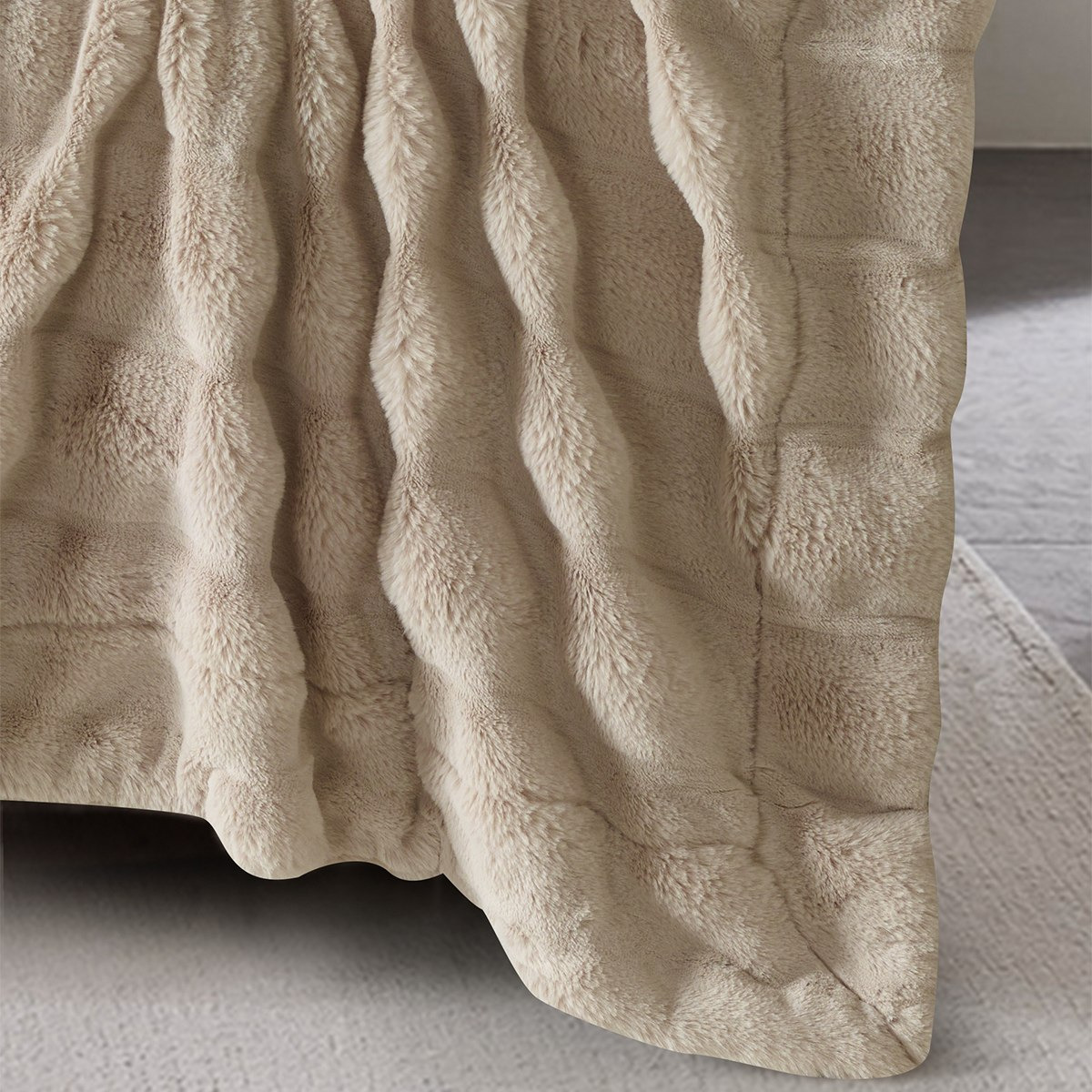 بطانية  فرو أرنب كينج مزدوجة الطبقات من ليا ديبا - 220x240 سم-hbxhomeware-hbxbedroom-image-3
