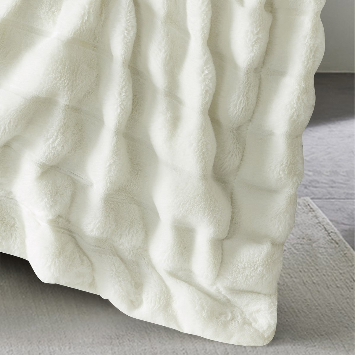 بطانية  فرو أرنب كينج مزدوجة الطبقات من ليا ديبا - 220x240 سم-hbxhomeware-hbxbedroom-image-3