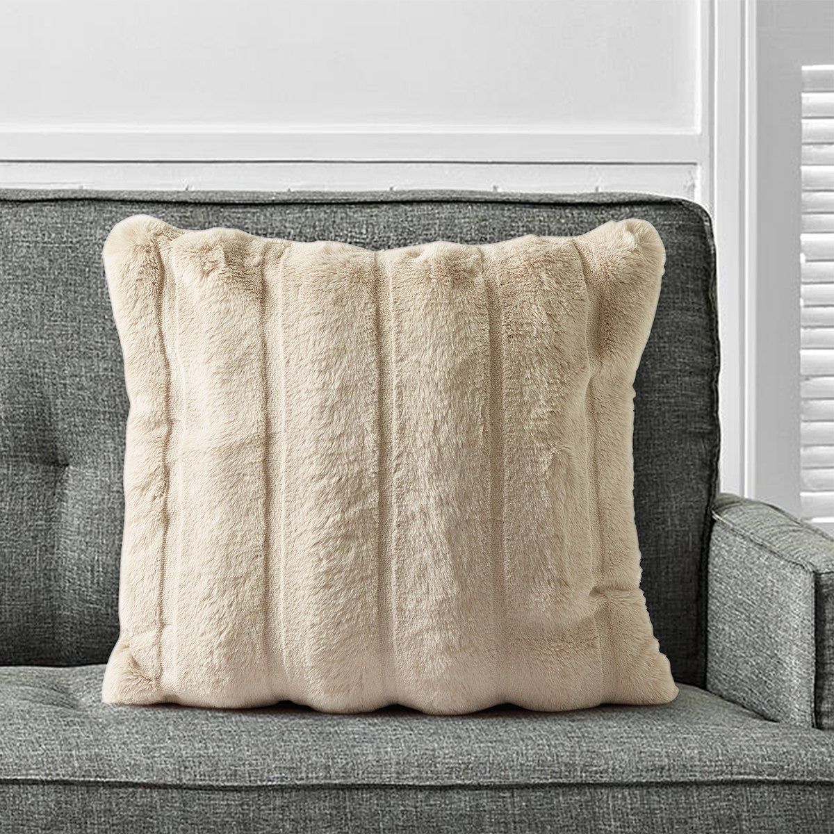 وسادة محشوة بفرو أرنب من ليا ديبا - 45x45 سم-hbxlivingroom-furnishings-cushionsandcovers-filledcushions-image-1