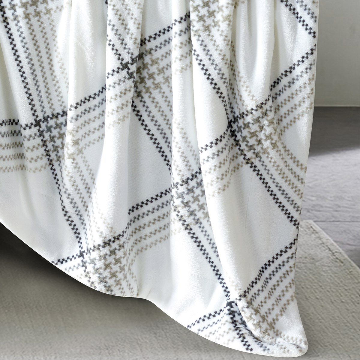 Braxton Viola Printed Flannel Sherpa Twin Blanket - 150x200 cm-hbxhomeware-hbxbedroom-image-3
