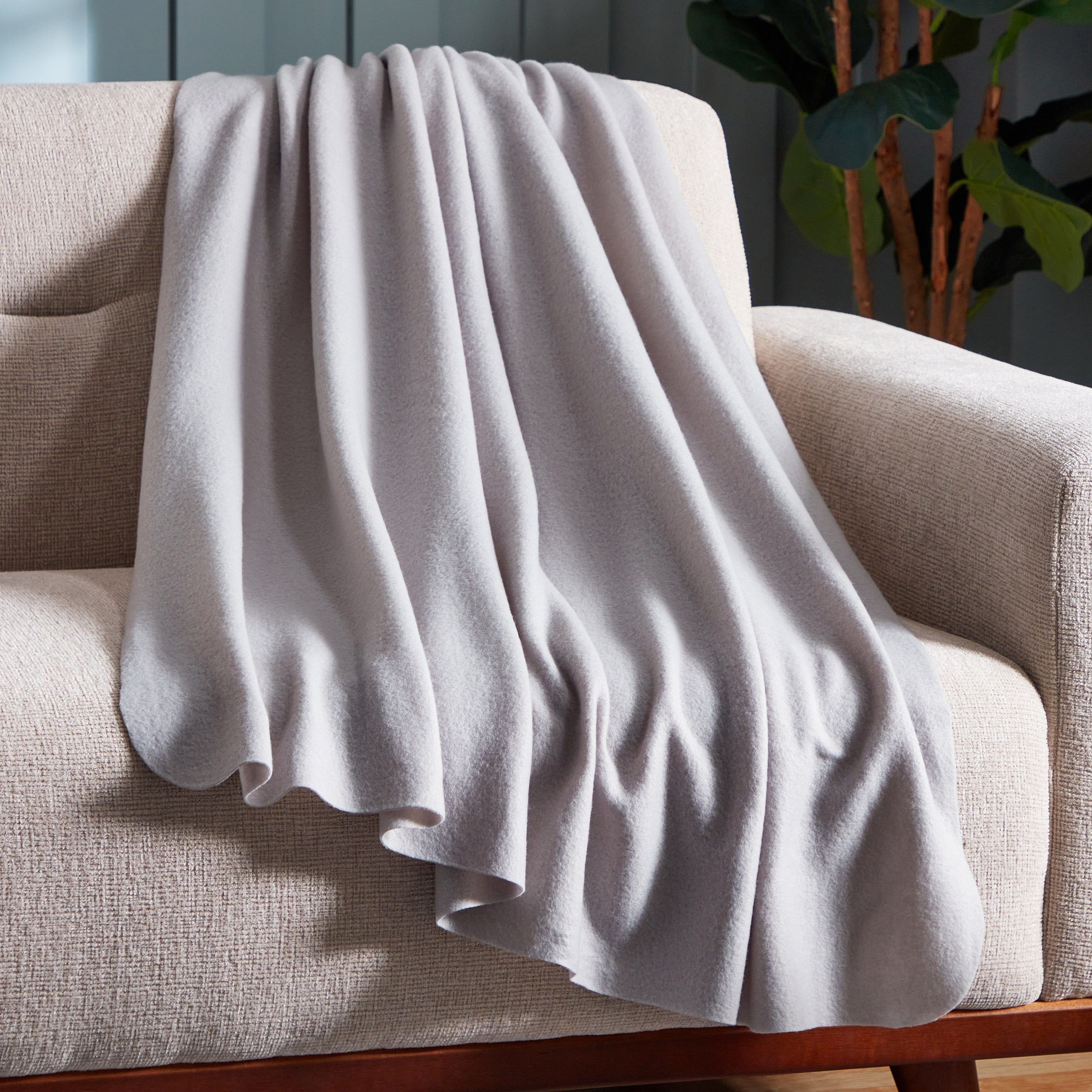 Atlanta Solid Recycled Polar Fleece Throw - 120x160 cm