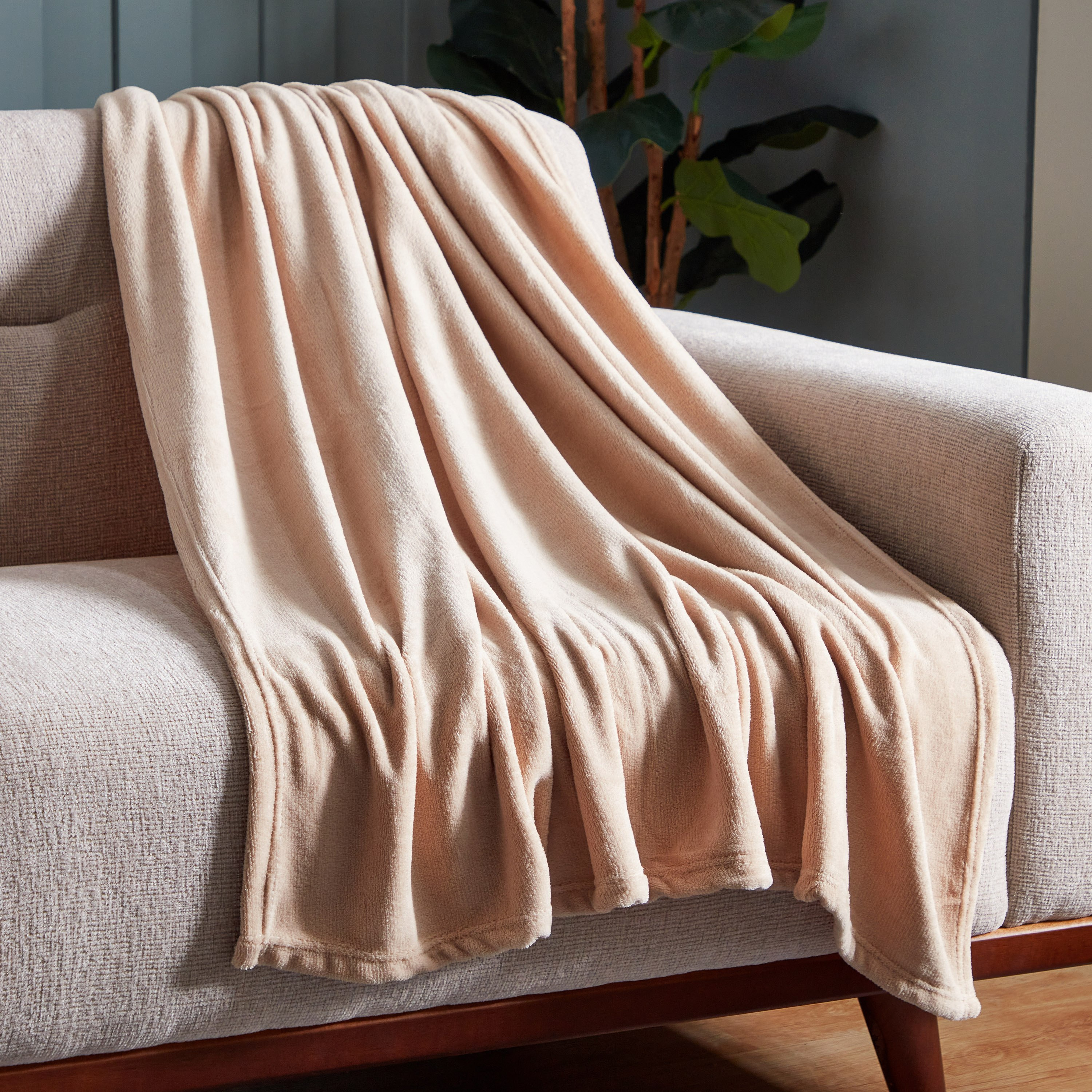 Ontario Solid Coral Fleece Throw - 120x170 cm-hbxhomeware-hbxbedroom-image-1