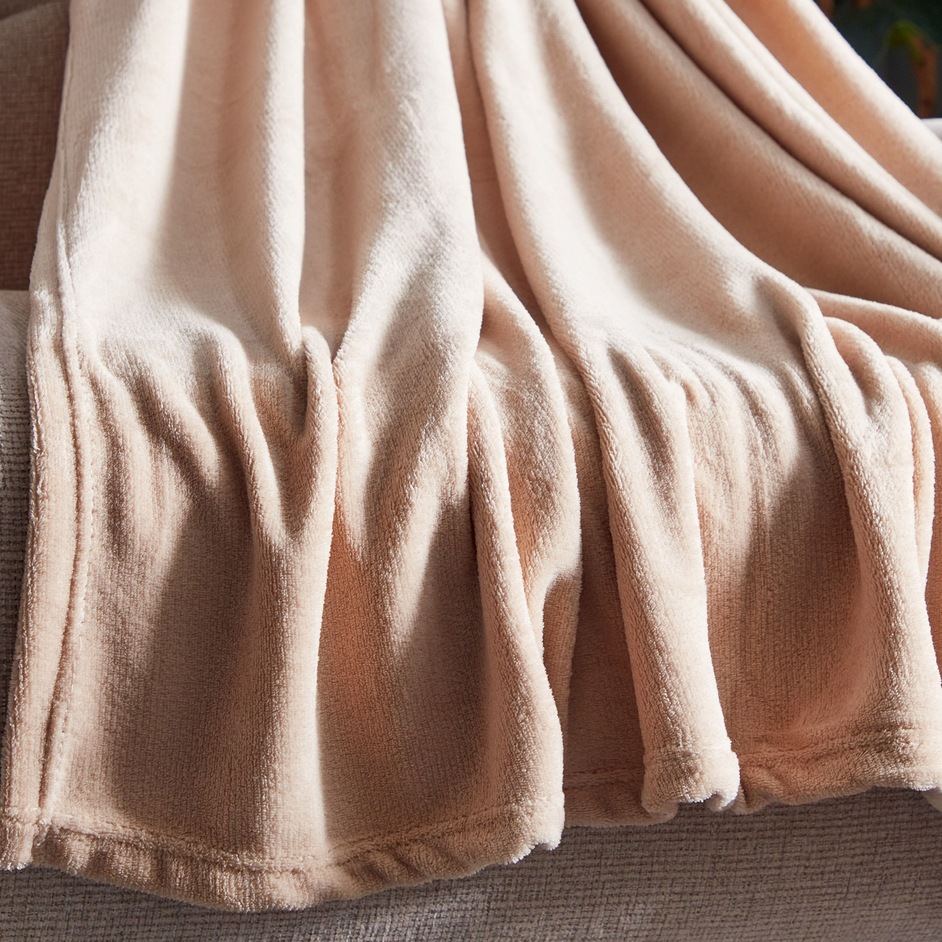 Ontario Solid Coral Fleece Throw - 120x170 cm-hbxhomeware-hbxbedroom-image-2